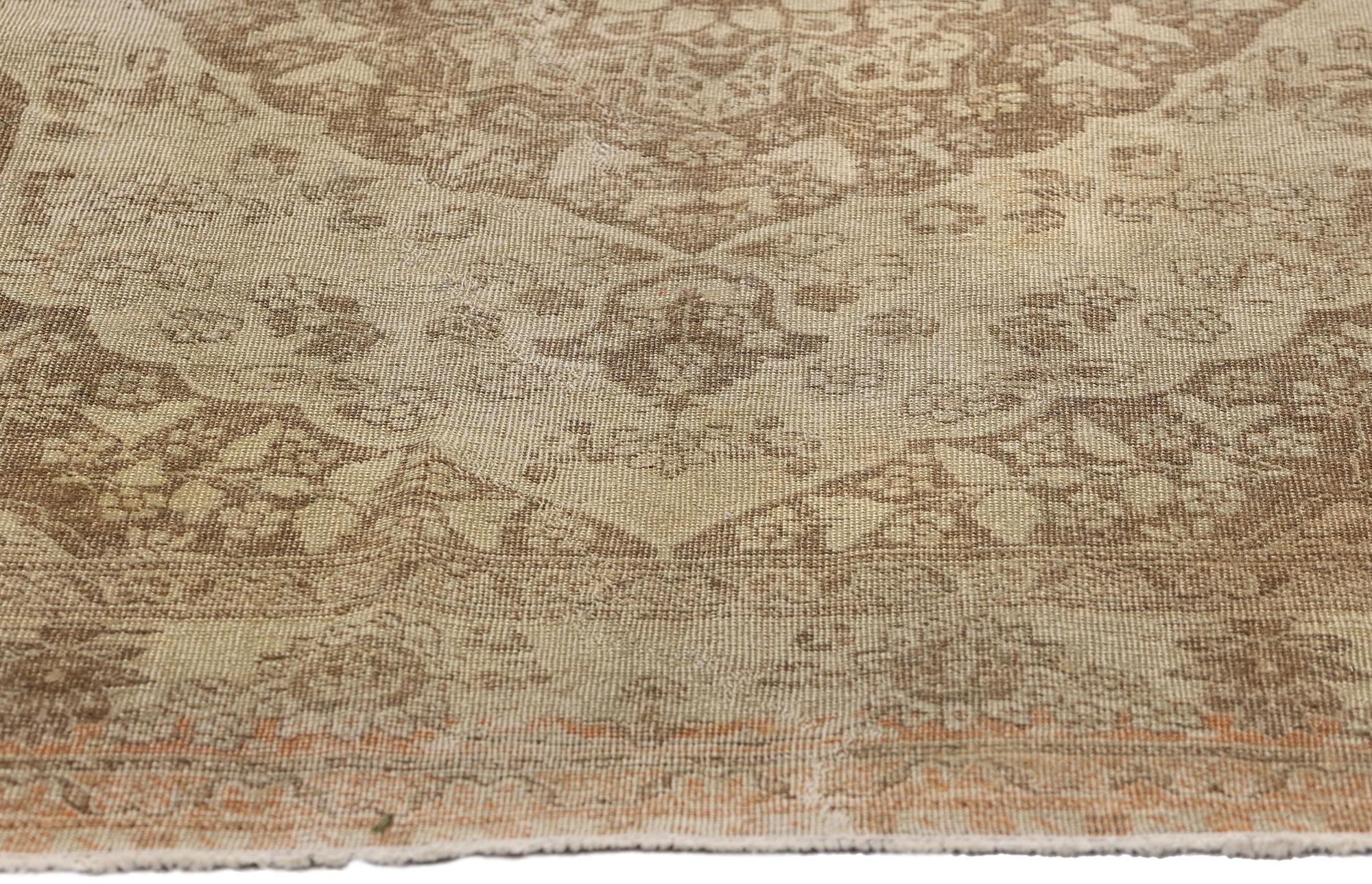 Antiker persischer Täbris-Teppich im Distressed-Stil mit modernem Stil (Persisch) im Angebot