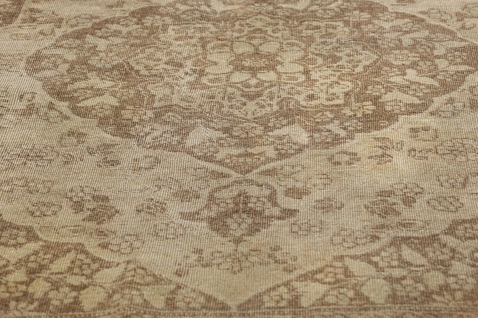 Antiker persischer Täbris-Teppich im Distressed-Stil mit modernem Stil (Handgeknüpft) im Angebot