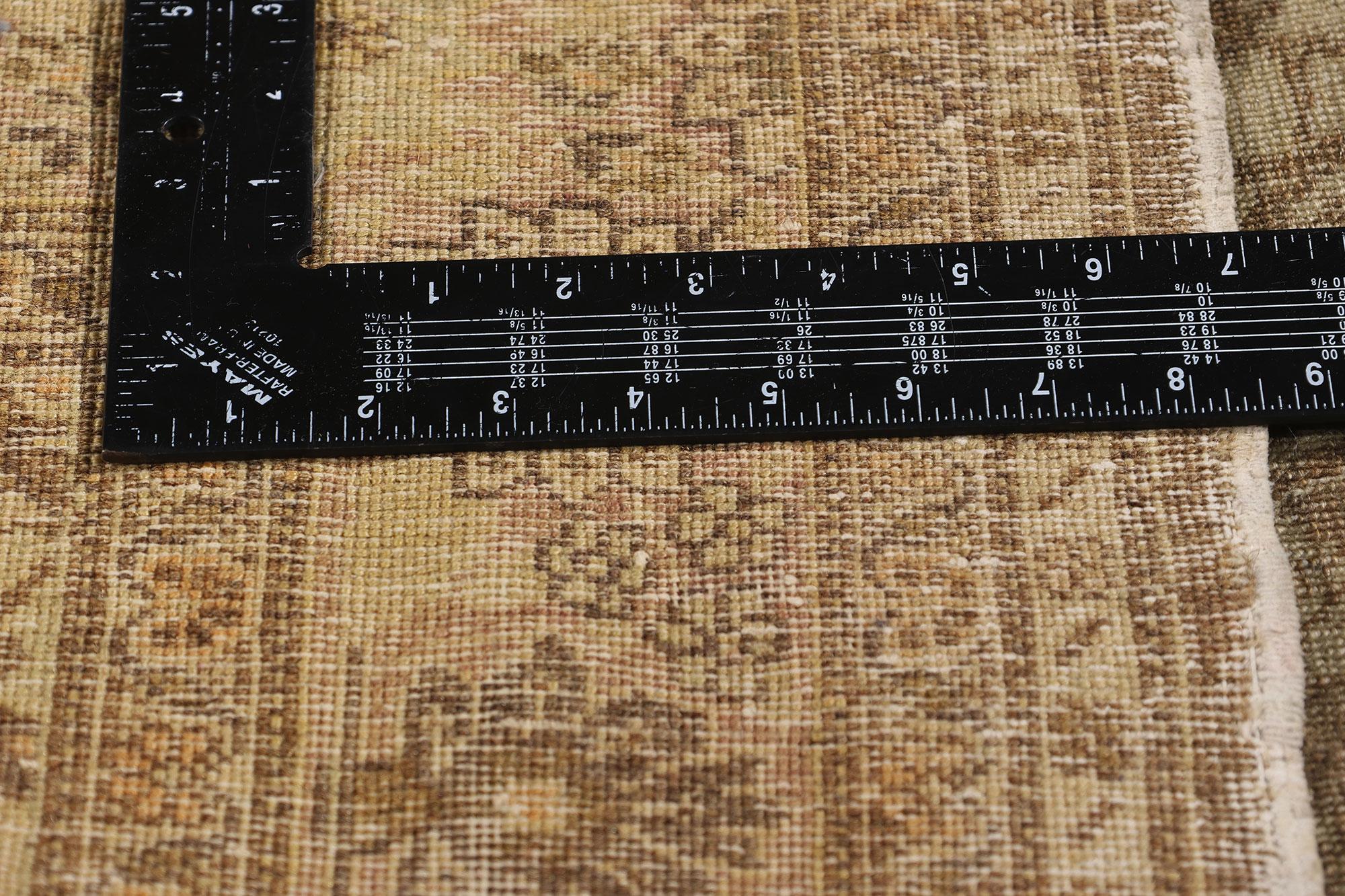 Antiker persischer Täbris-Teppich im Distressed-Stil mit modernem Stil im Zustand „Starke Gebrauchsspuren“ im Angebot in Dallas, TX