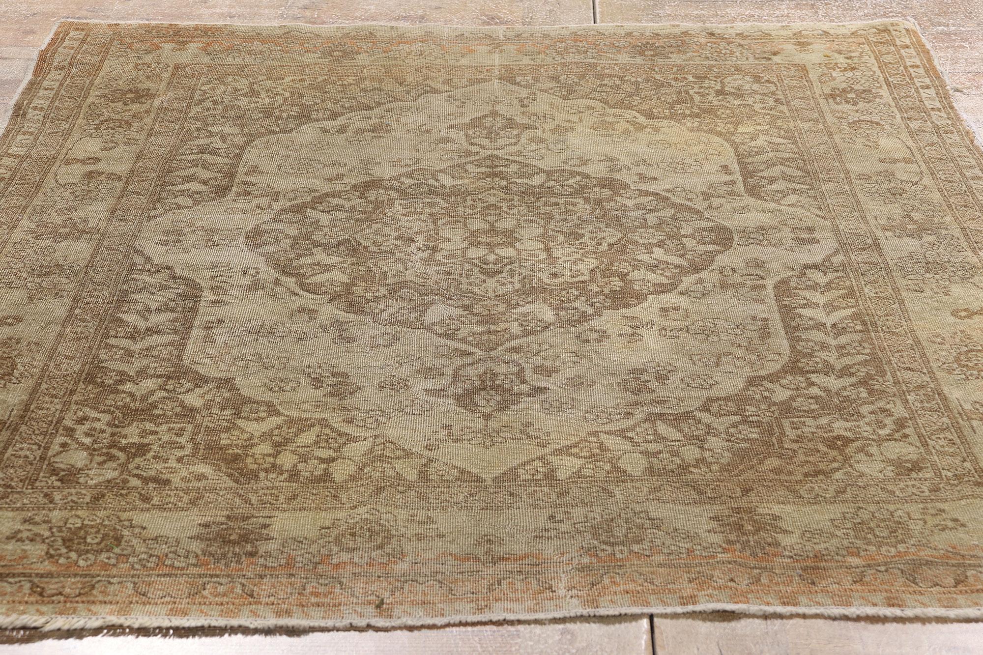 Antiker persischer Täbris-Teppich im Distressed-Stil mit modernem Stil (Wolle) im Angebot