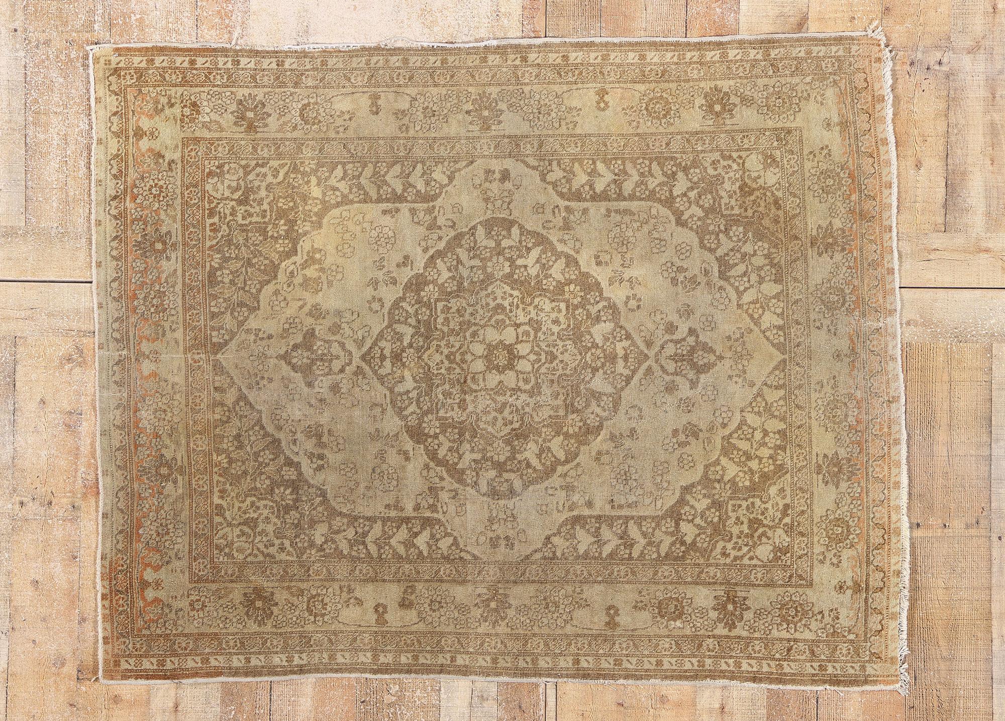 Antiker persischer Täbris-Teppich im Distressed-Stil mit modernem Stil im Angebot 1