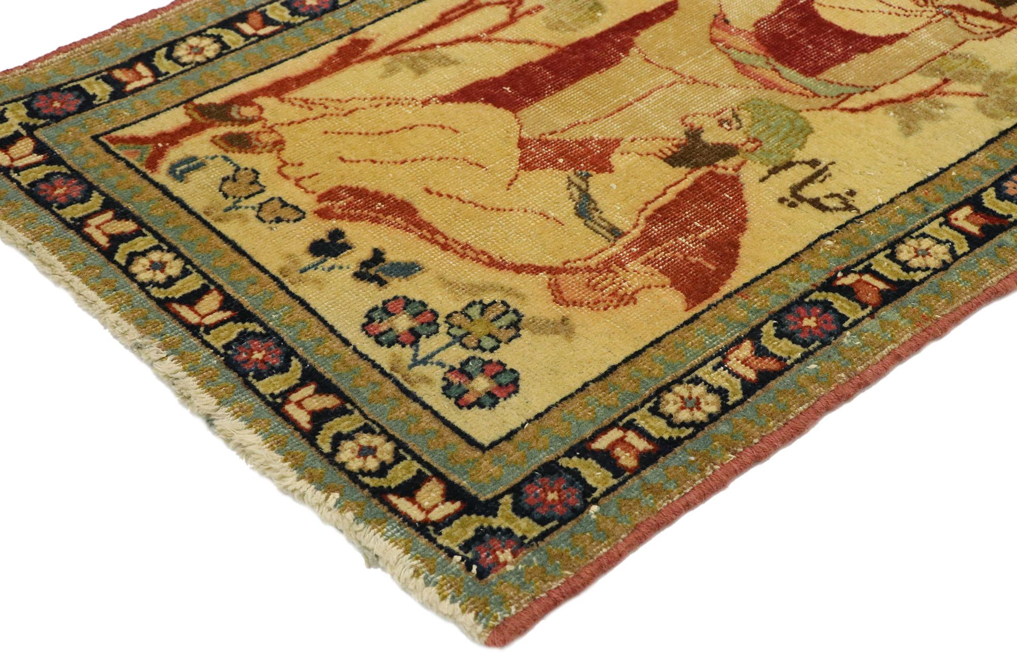 71535, tapis persan ancien Tabriz Pictorial représentant un derviche avec son maître. Ce tapis pictural en laine nouée à la main représente un derviche et son maître dans une scène de jardin. Le maître et le derviche portent des vêtements