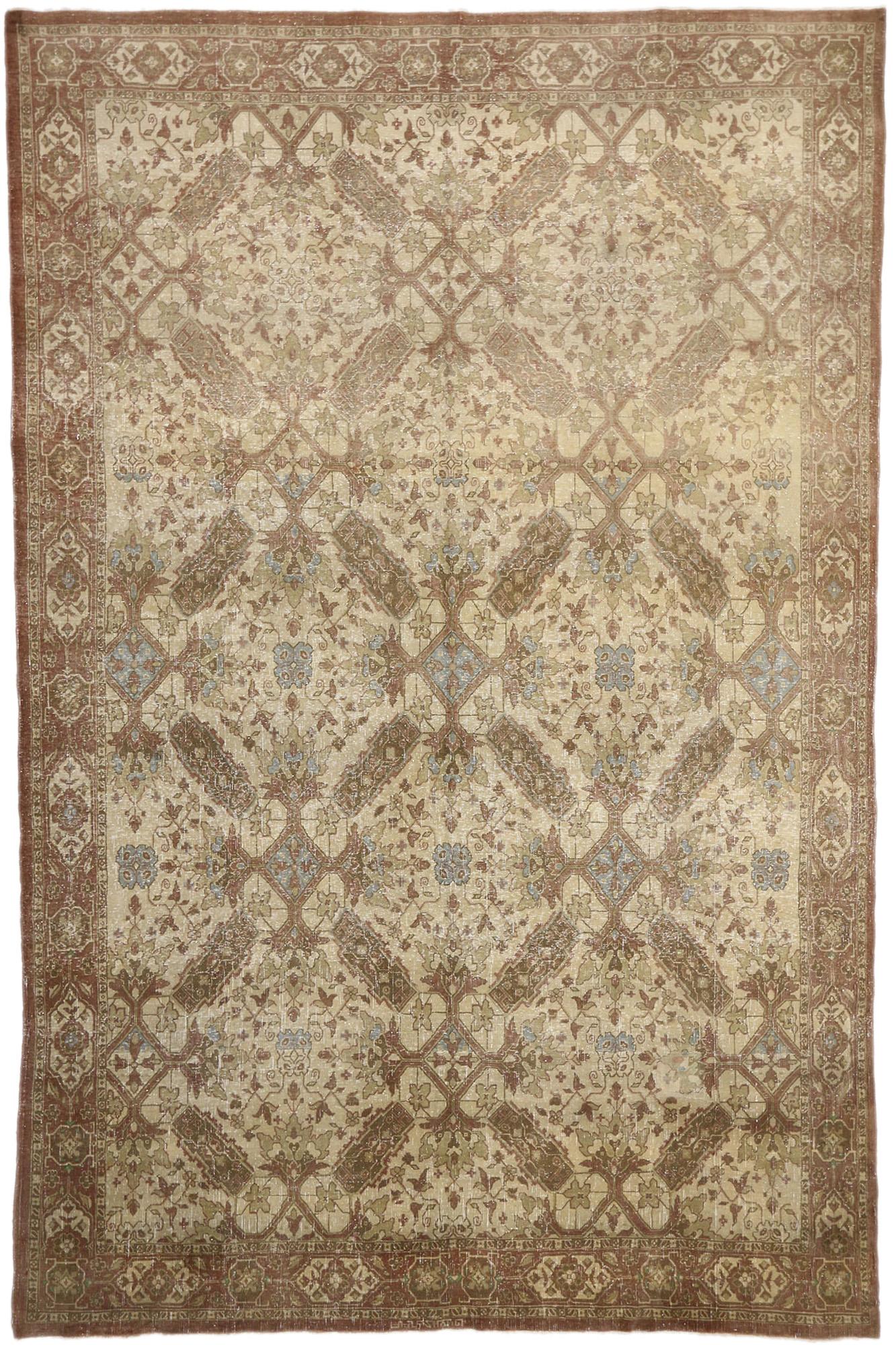 Antiker persischer Täbris-Teppich im Used-Look im Used-Look, 10'04 x 16'00 im Zustand „Starke Gebrauchsspuren“ im Angebot in Dallas, TX