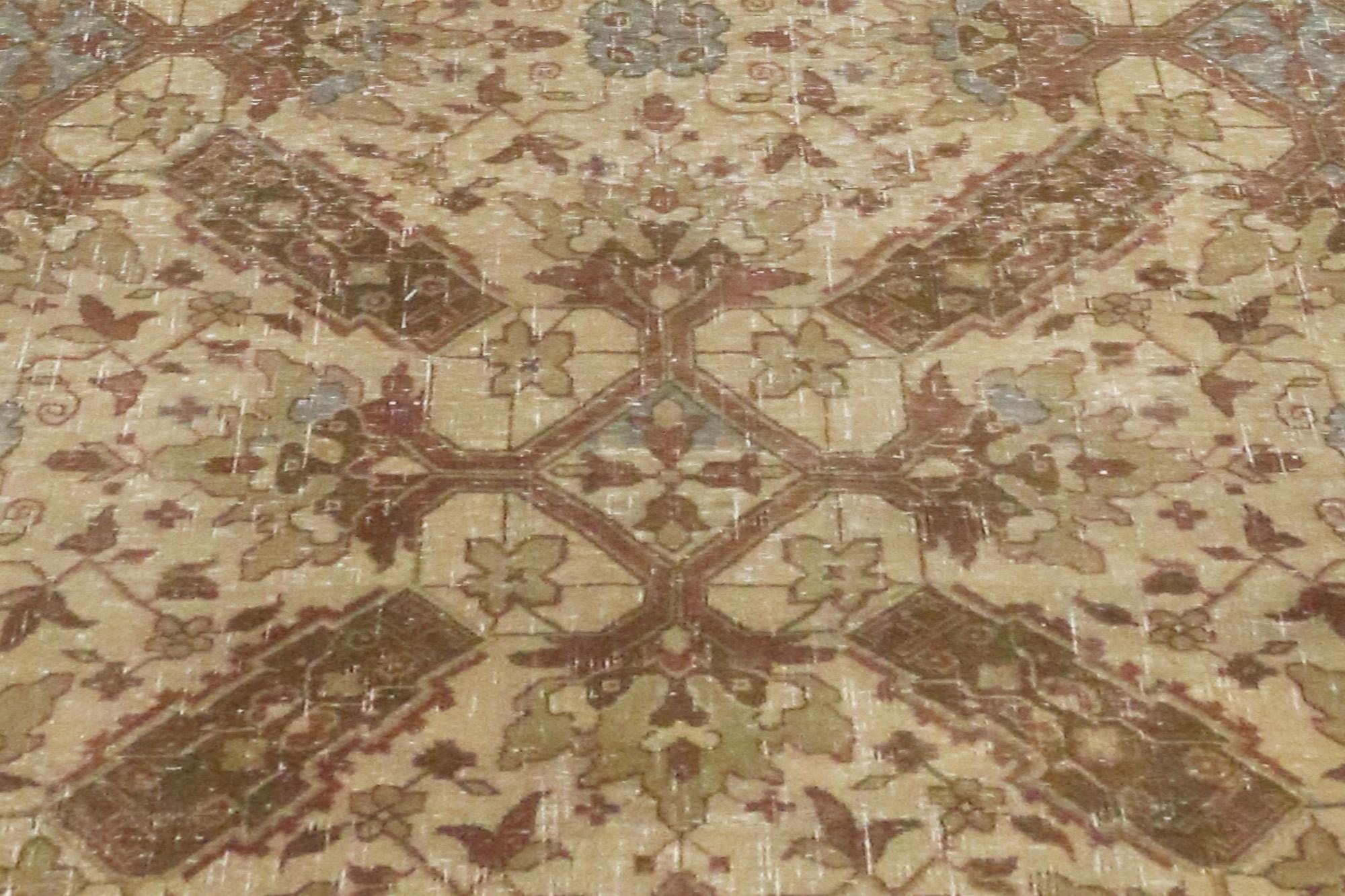 Antiker persischer Täbris-Teppich im Used-Look im Used-Look, 10'04 x 16'00 (Persisch) im Angebot
