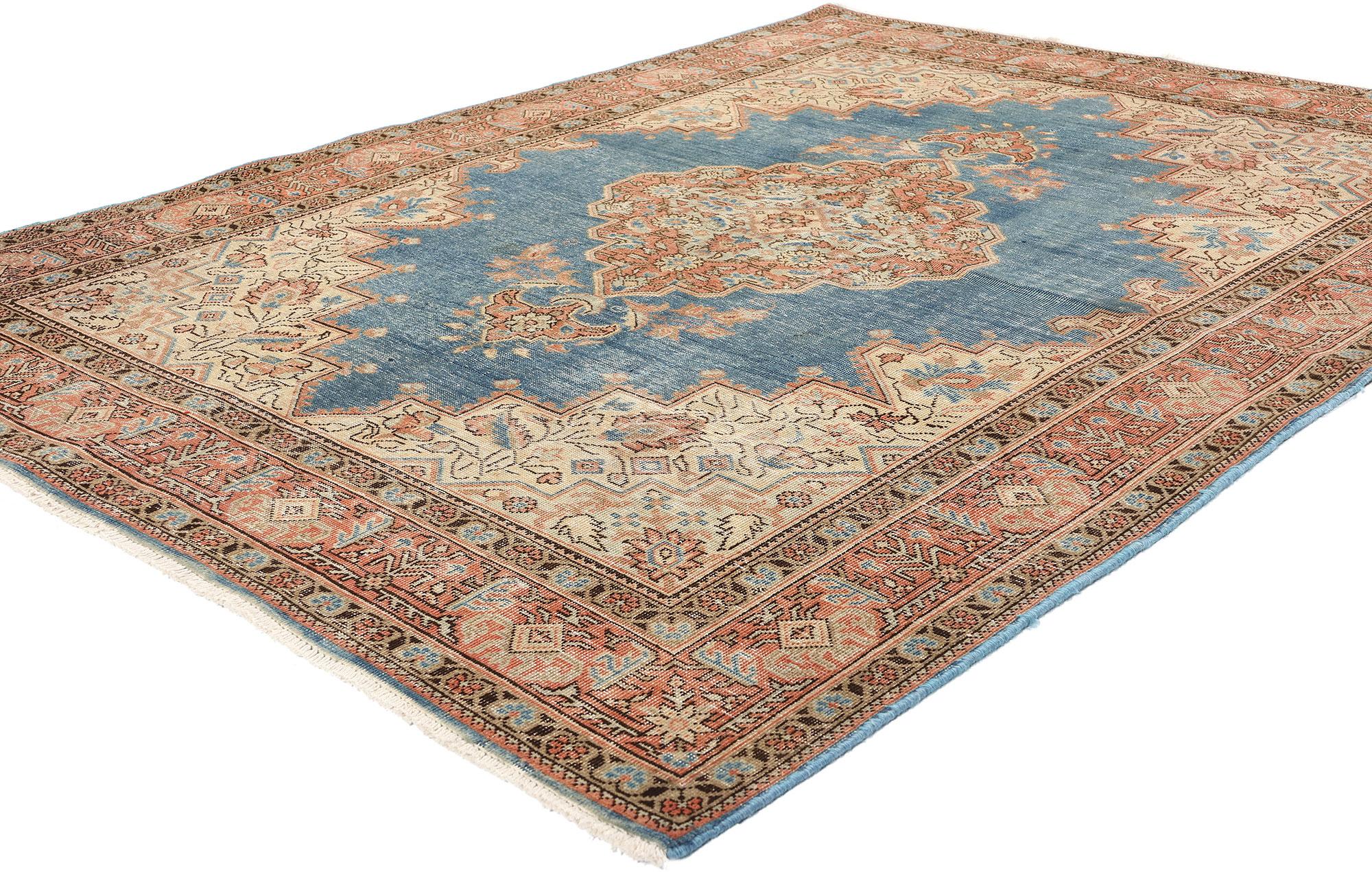 60876 Tapis Tabriz Persan antique, 05'05 x 07'00. Nichée dans les montagnes de Sahand Evnali, en Iran, se trouve la pittoresque vallée de Quru, qui abrite la ville enchanteresse de Tabriz. Reverver pour ses tapis artisanaux exceptionnels, Tabriz