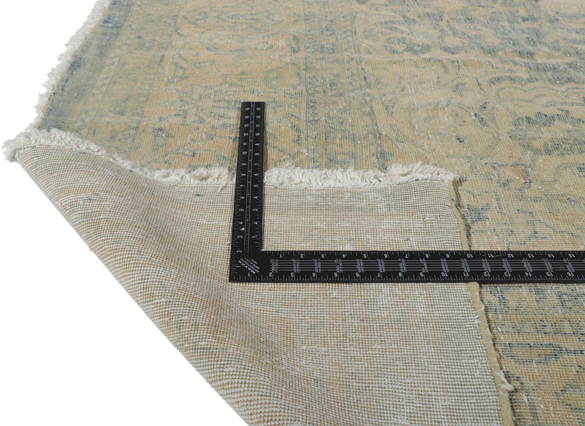 Antiker persischer Täbriz-Teppich im Used-Stil (Handgeknüpft) im Angebot