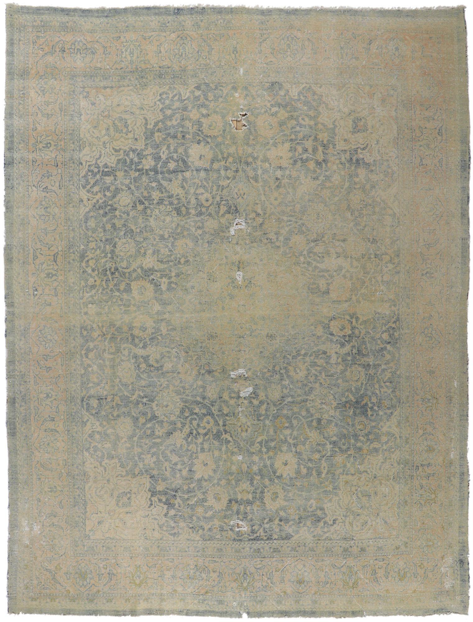 Antiker persischer Täbriz-Teppich im Used-Stil im Angebot 1