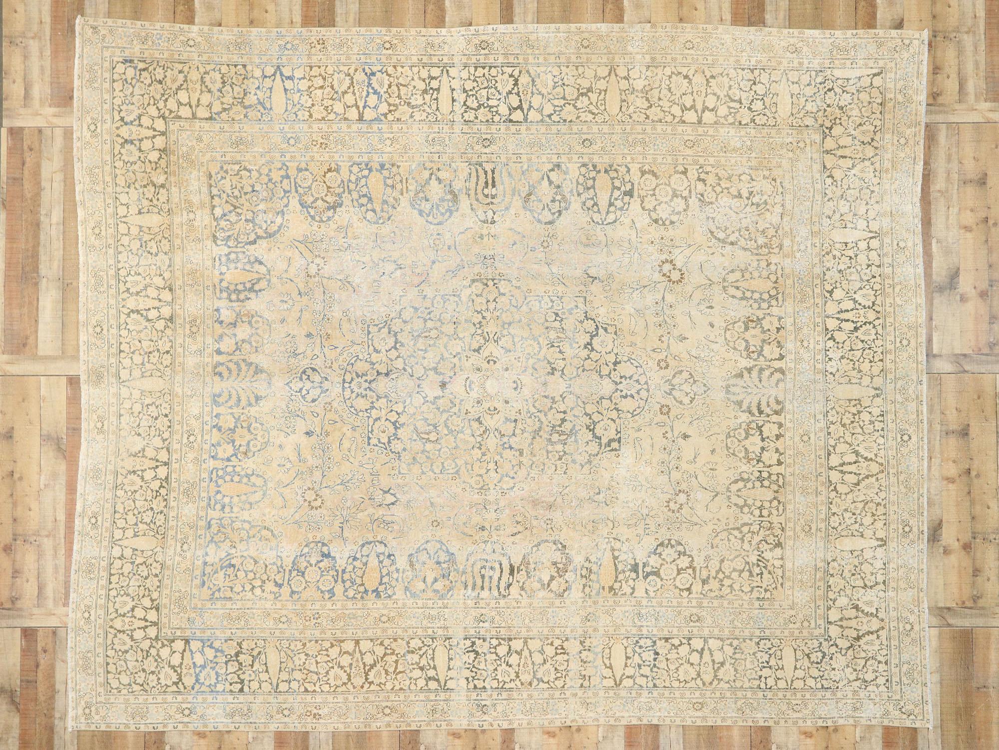 Tappeto persiano Tabriz invecchiato del 1910 con stile rustico moderno in vendita 1