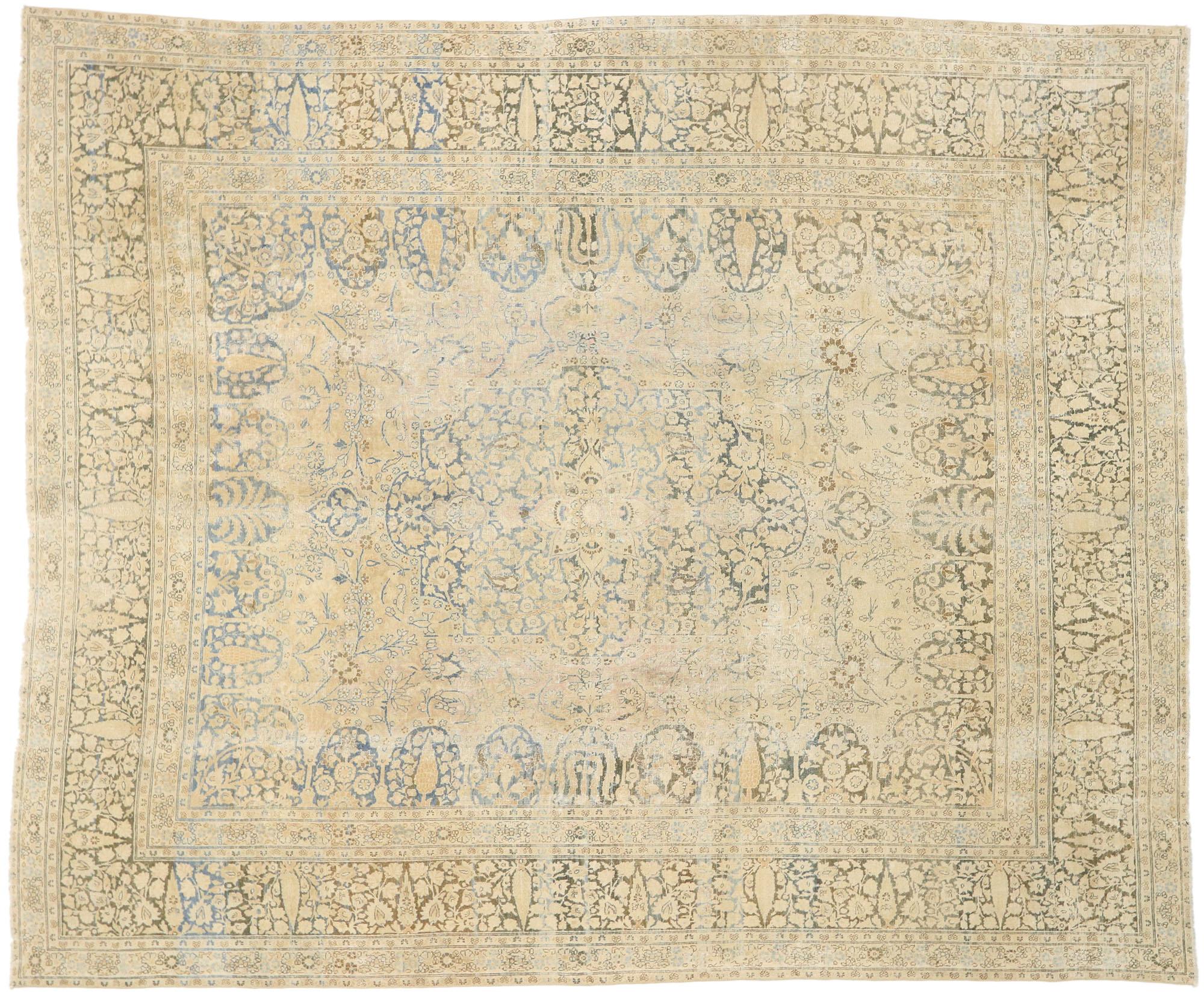 Tappeto persiano Tabriz invecchiato del 1910 con stile rustico moderno in vendita 2
