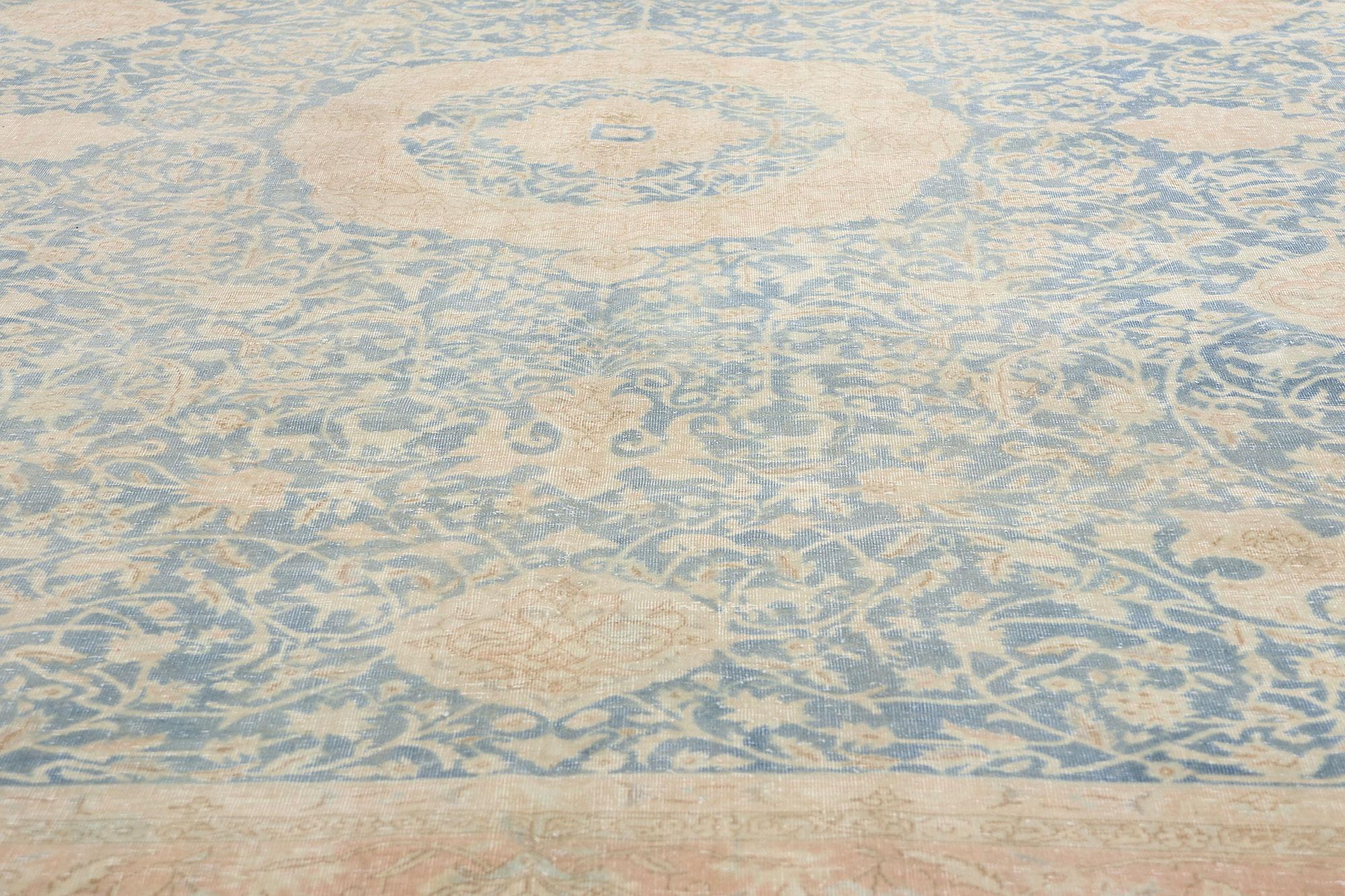 Annodato a mano Tappeto persiano Tabriz del 1910 con stile moderno in vendita
