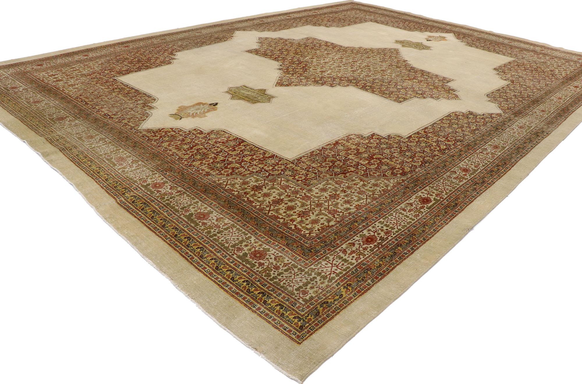 53250 Tapis Persan Tabriz ancien et usé, de style artisanal rustique et moderne. Avec ses détails ornés et sa composition affectueusement usée par le temps, ce tapis Tabriz persan ancien en laine nouée à la main est prêt à impressionner. Le champ