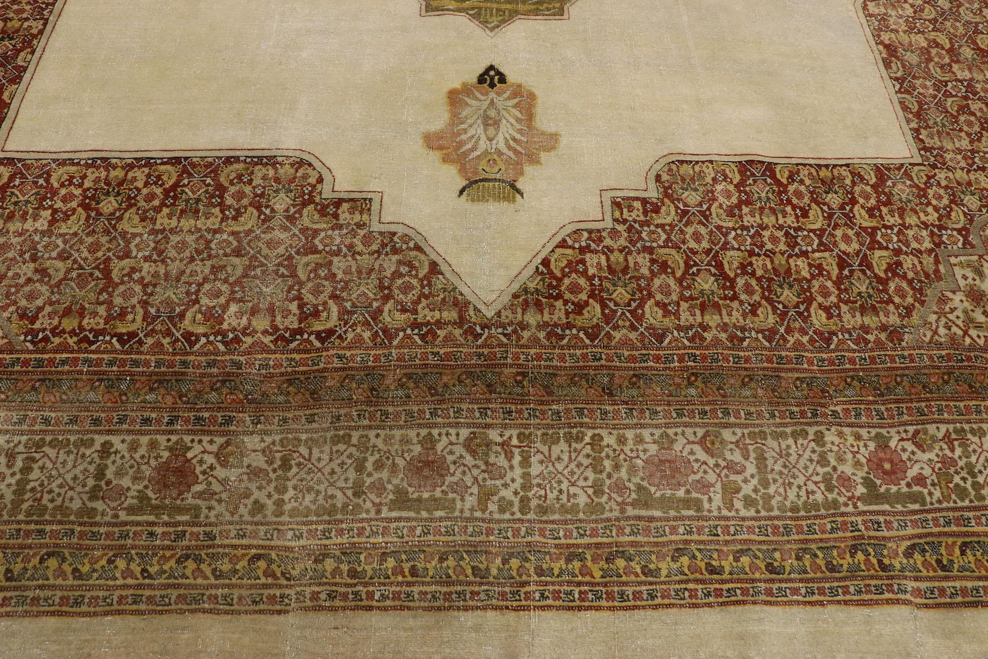 Antiker persischer Täbriz-Teppich im modernen, rustikalen und kunsthandwerklichen Stil, im Used-Stil (Handgeknüpft) im Angebot