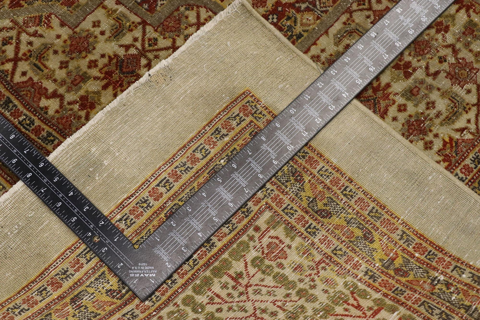Antiker persischer Täbriz-Teppich im modernen, rustikalen und kunsthandwerklichen Stil, im Used-Stil im Zustand „Starke Gebrauchsspuren“ im Angebot in Dallas, TX