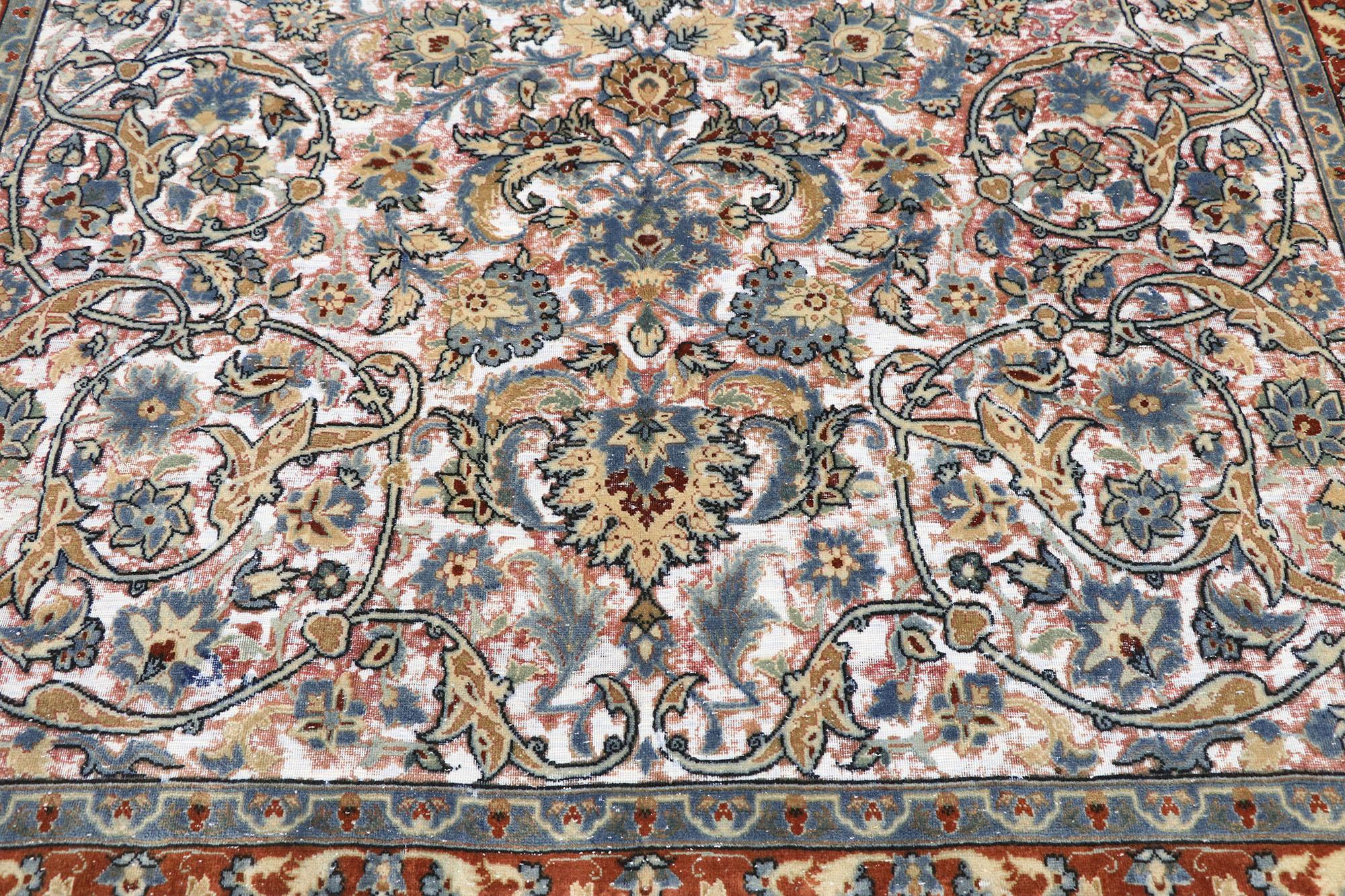 Noué à la main Tapis persan ancien vieilli de Tabriz avec style anglais moderne et rustique en vente