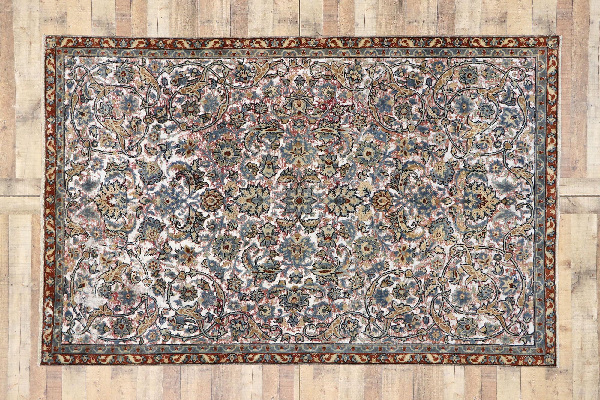 Tapis persan ancien vieilli de Tabriz avec style anglais moderne et rustique en vente 1