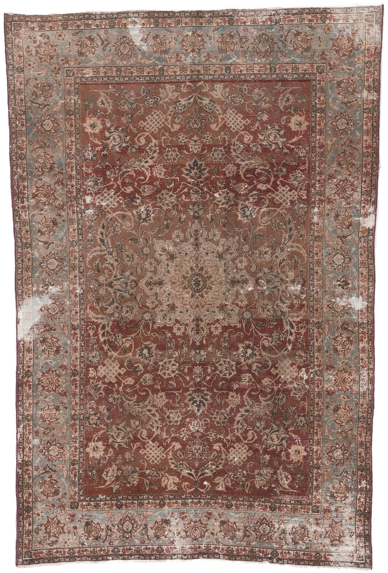 Tapis persan ancien de Tabriz vieilli aux couleurs rustiques et aux tons terreux