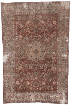 Gealterter antiker persischer Täbriz-Teppich mit rustikalen Erdtönen