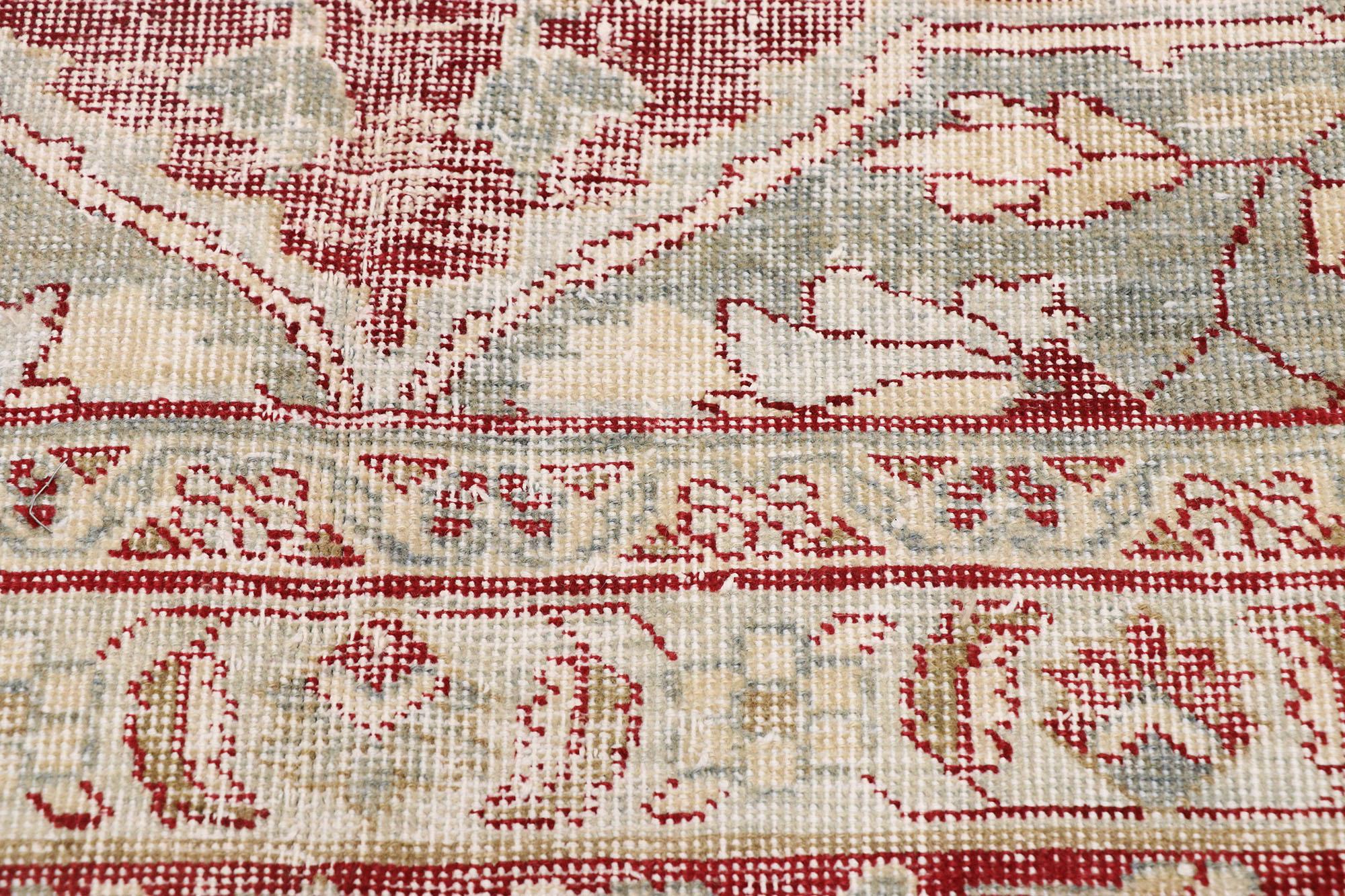 Antiker persischer Täbris-Teppich mit rustikalem englischen Chintz-Stil (Persisch) im Angebot