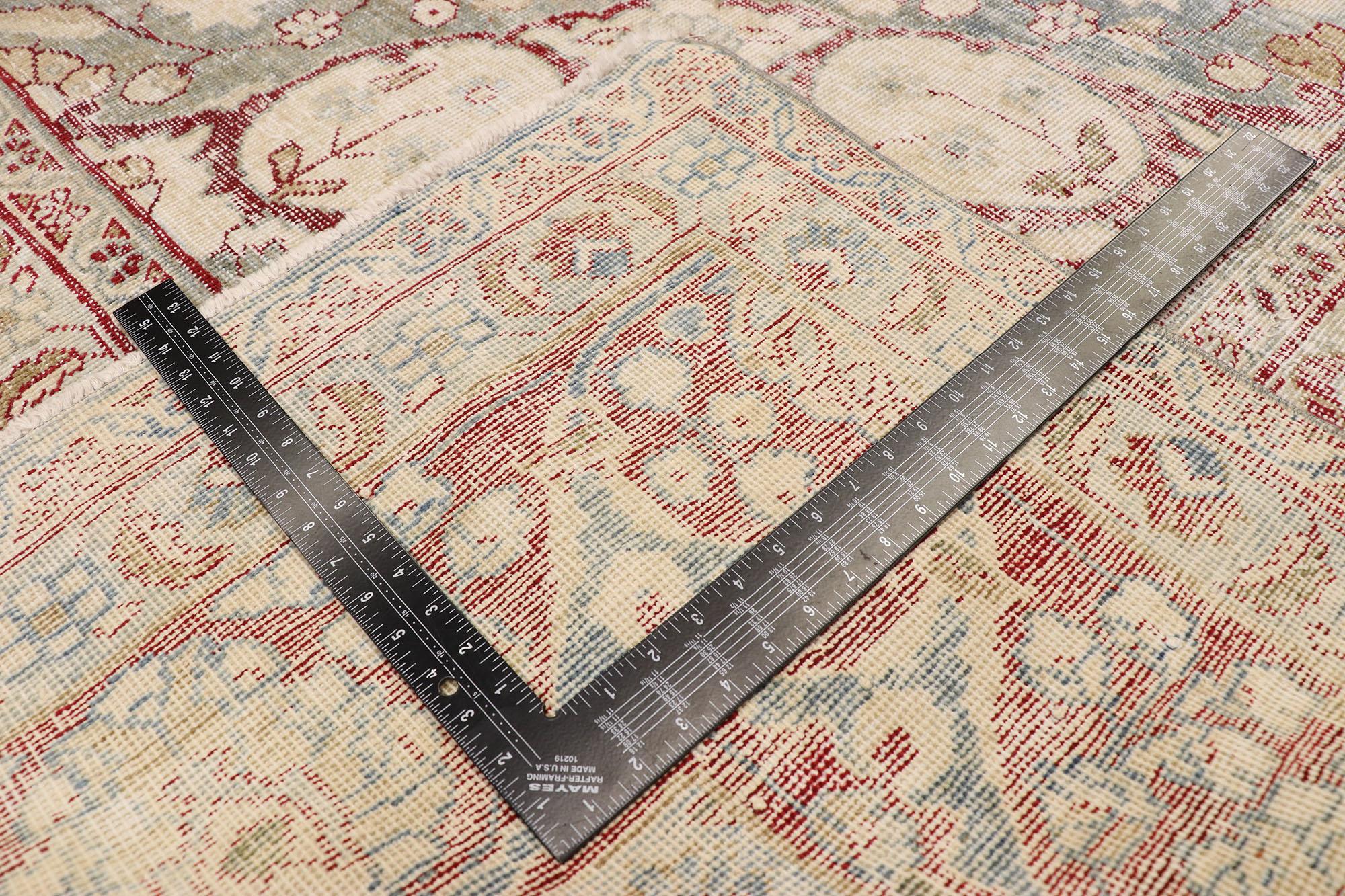 Antiker persischer Täbris-Teppich mit rustikalem englischen Chintz-Stil (Handgeknüpft) im Angebot