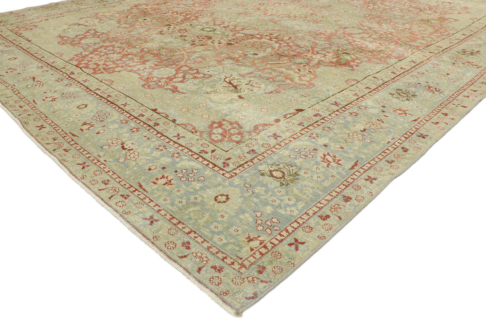 53165, tapis Persan Tabriz ancien et usé, style Cottage anglais rustique. Avec son élégance intemporelle et son charme royal combinés à une sensibilité rustique, ce tapis Tabriz persan ancien en laine nouée à la main présente un médaillon