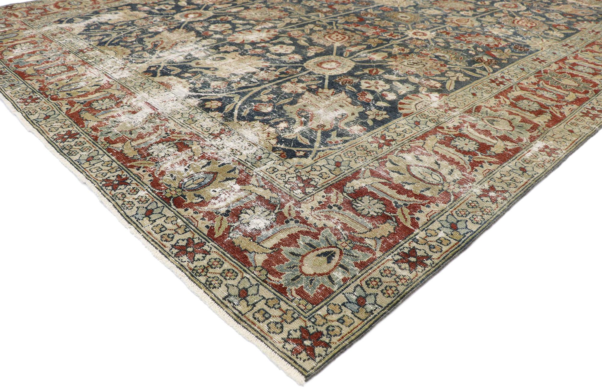 60842, tappeto Tabriz persiano antico e afflitto con stile rustico del vecchio mondo inglese 08'10 x 11'03. Sapientemente composto e distintamente ben bilanciato, questo tappeto Tabriz antico persiano in lana annodato a mano e con segni di
