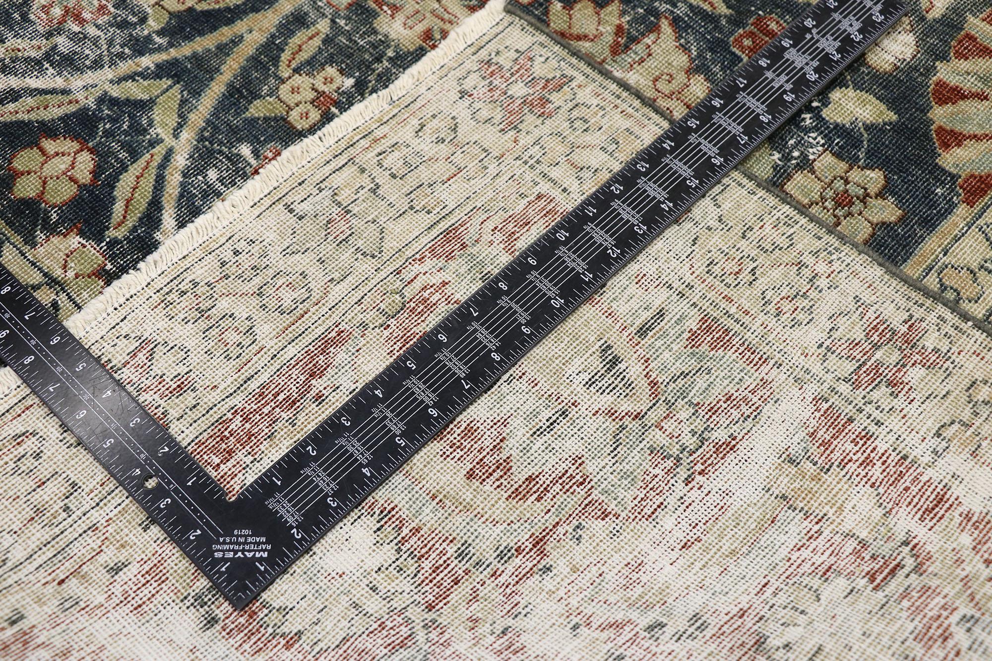 Tappeto Tabriz persiano antico con stile rustico del vecchio mondo inglese In condizioni deteriorate in vendita a Dallas, TX