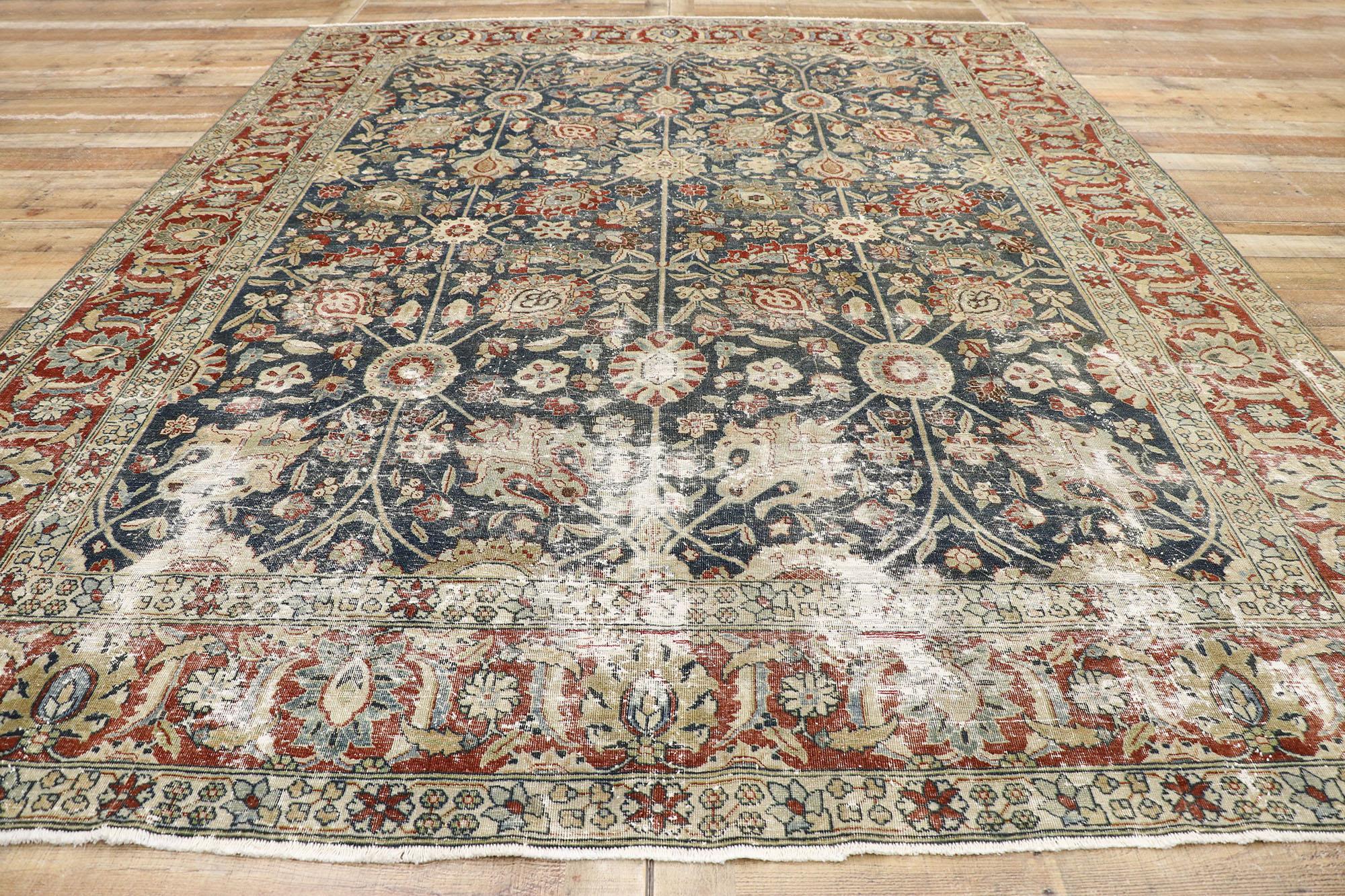 Antiker persischer Täbriz-Teppich im rustikalen englischen Stil aus der Alten Welt im Used-Stil im Zustand „Starke Gebrauchsspuren“ im Angebot in Dallas, TX