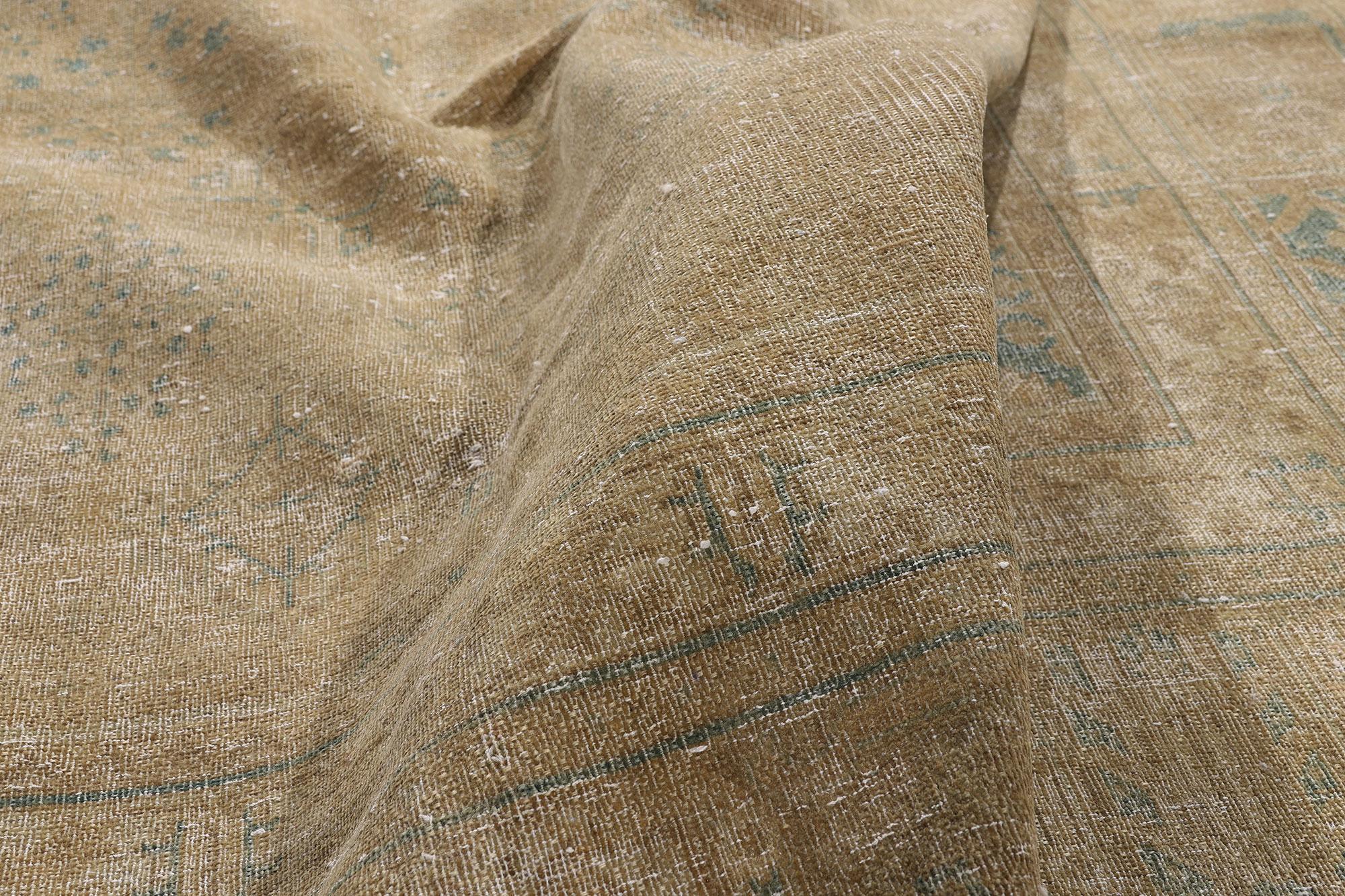 20ième siècle Tapis Tabriz persan ancien et vieilli de style Plantation rustique en vente