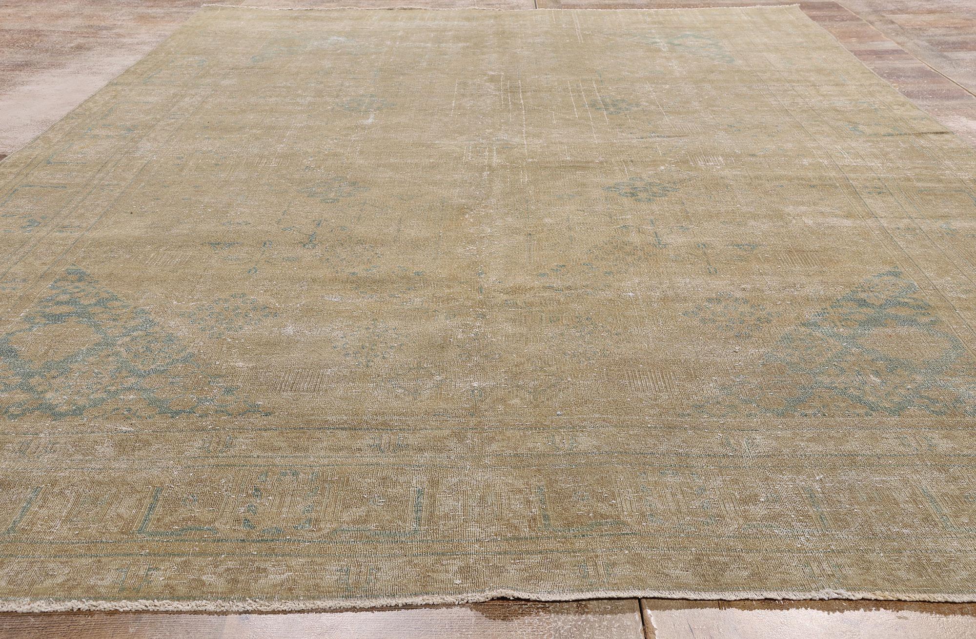 Tapis Tabriz persan ancien et vieilli de style Plantation rustique en vente 1