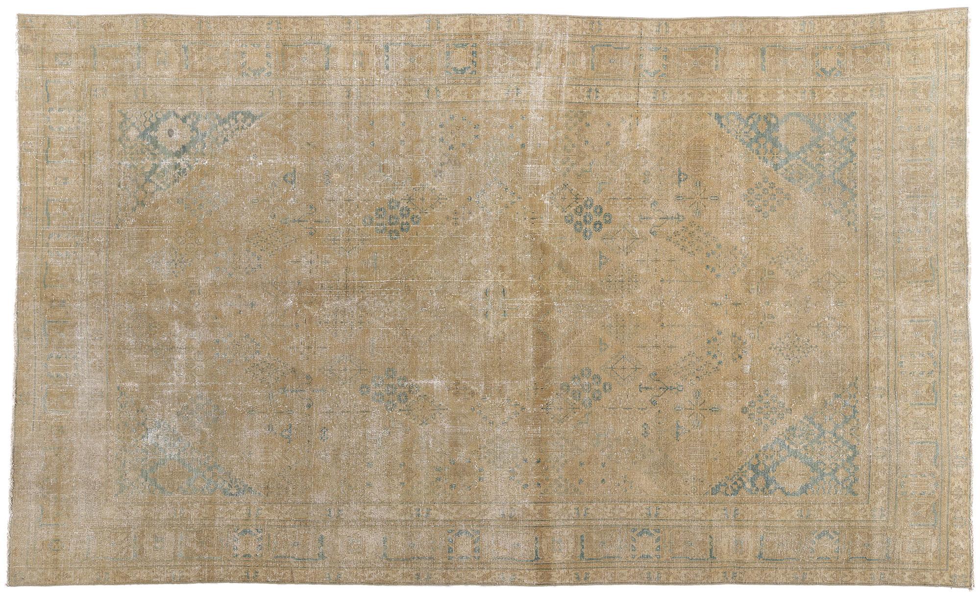 Tapis Tabriz persan ancien et vieilli de style Plantation rustique en vente 3