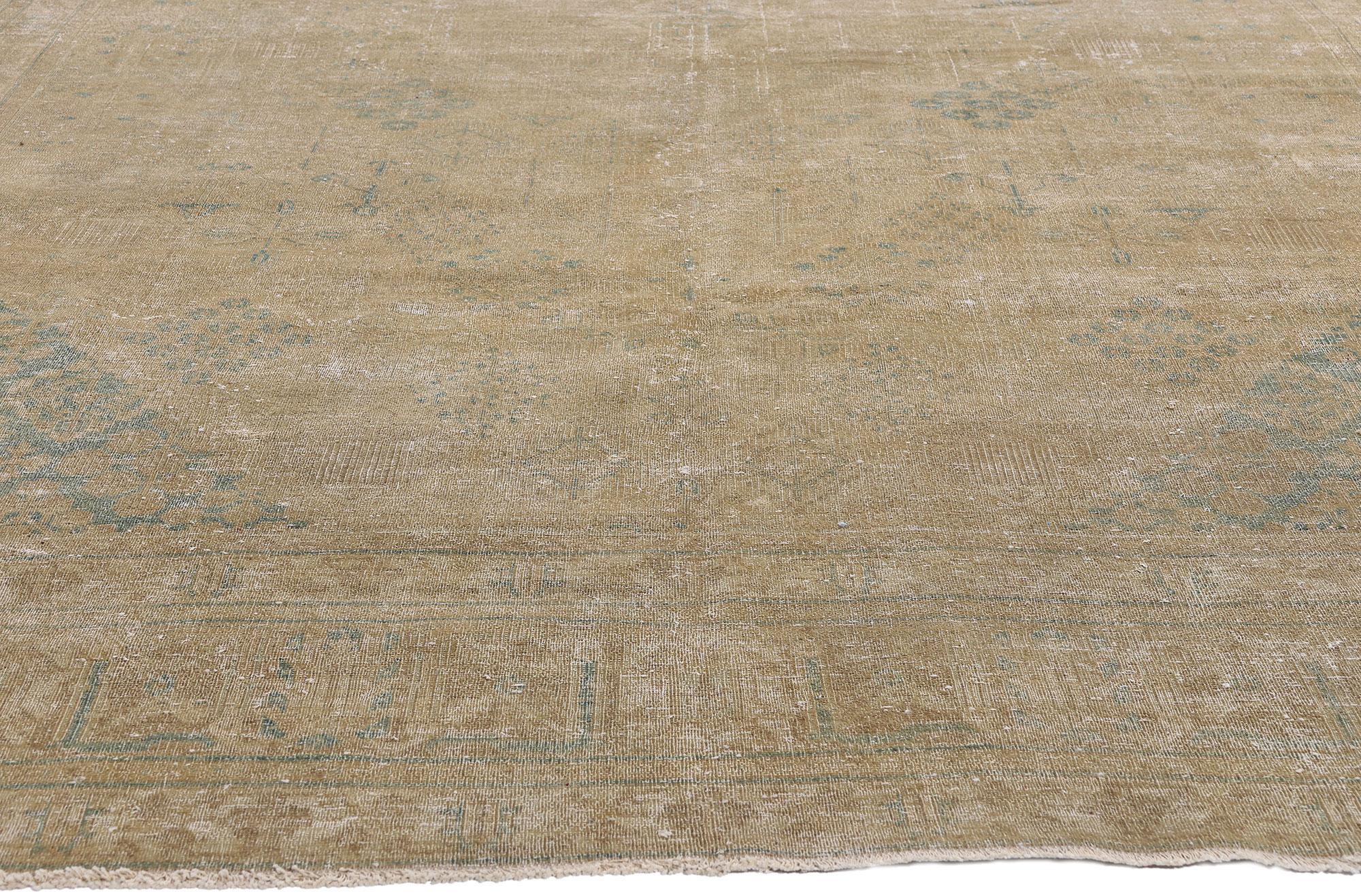 60854 Tapis Tabriz persan ancien et vieilli de style Plantation rustique. Emanant de sophistication et de grâce avec des couleurs claires et neutres, ce tapis Tabriz persan antique en laine nouée à la main et vieillie incarne magnifiquement le style