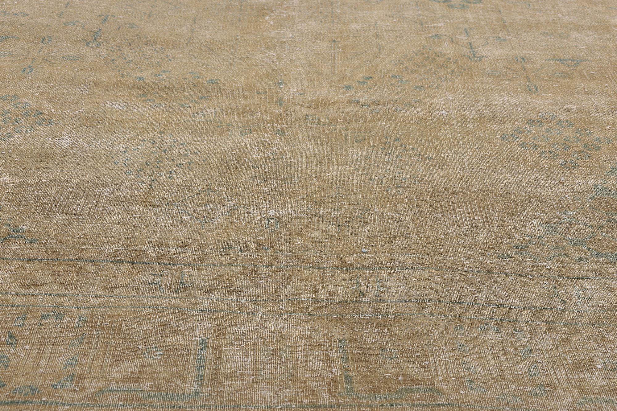 Malayer Tapis Tabriz persan ancien et vieilli de style Plantation rustique en vente