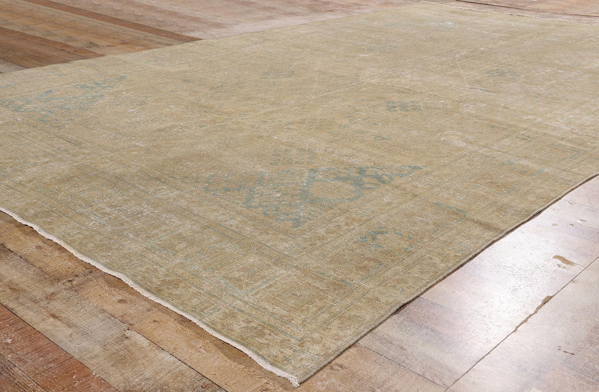 Tapis Tabriz persan ancien et vieilli de style Plantation rustique Abîmé - En vente à Dallas, TX