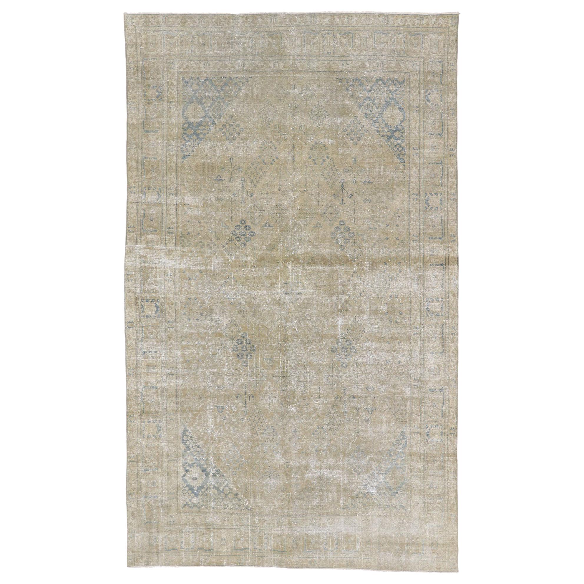 Tapis Tabriz persan ancien et vieilli de style Plantation rustique