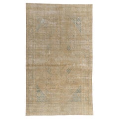 Tapis Tabriz persan ancien et vieilli de style Plantation rustique