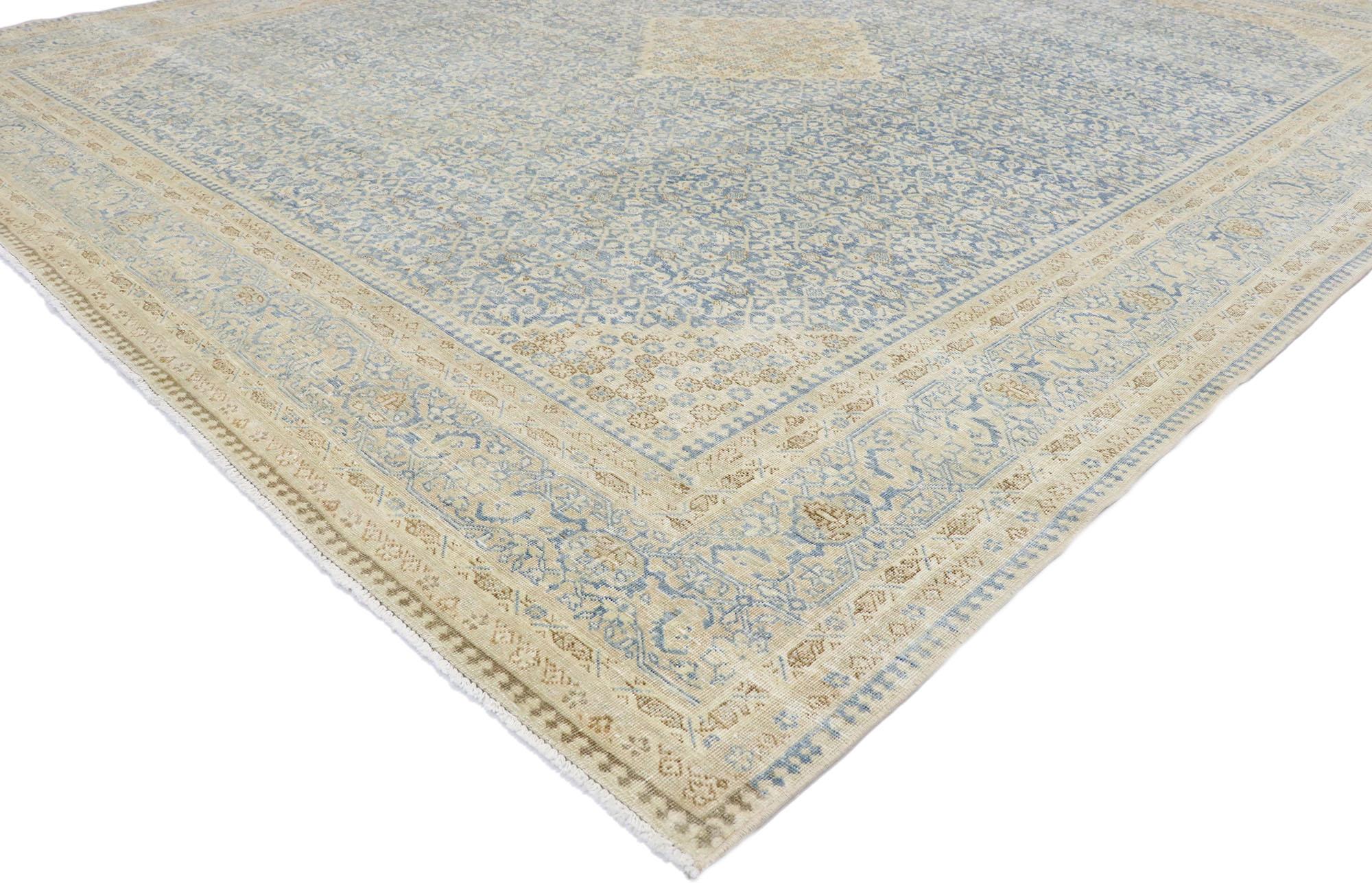 53477, tapis Persan Tabriz ancien et usé, de style Transitionnel Côtier. Dégageant des vibrations côtières avec des couleurs légères et aérées, ce tapis Tabriz persan ancien en laine nouée à la main est une vision captivante de la beauté tissée. Le