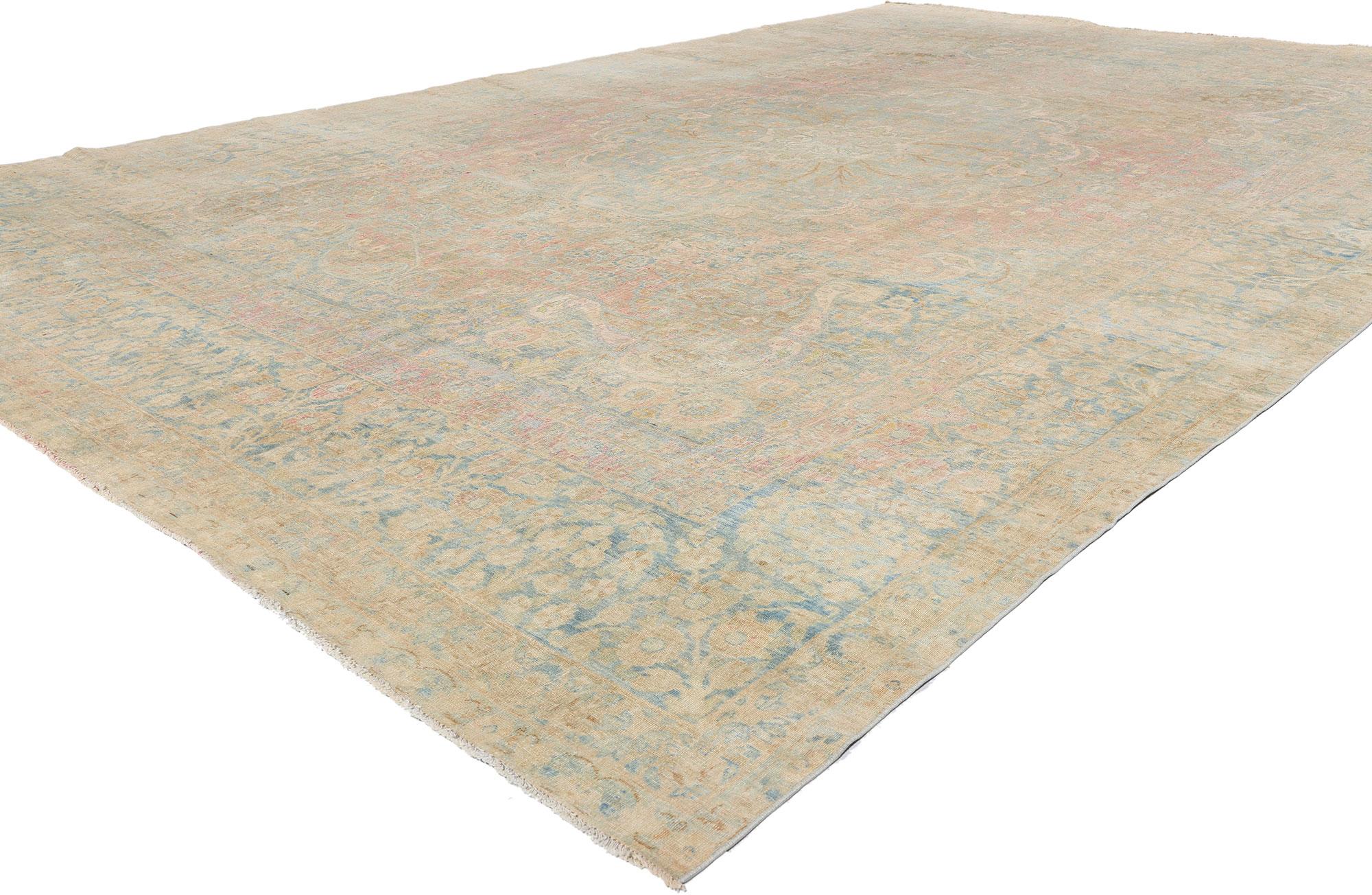 76889 Tappeto antico persiano Yazd, 10'06 x 15'11. Intrecciato come un ricordo sussurrato nello scorrere del tempo, questo tappeto persiano antico Yazd in lana annodato a mano e afflitto parla con le sfumature sbiadite della poesia e del silenzio.