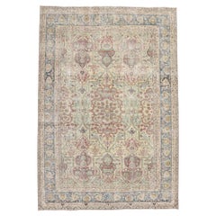 Tapis persan Yazd ancien vieilli avec style Chintz anglais rustique