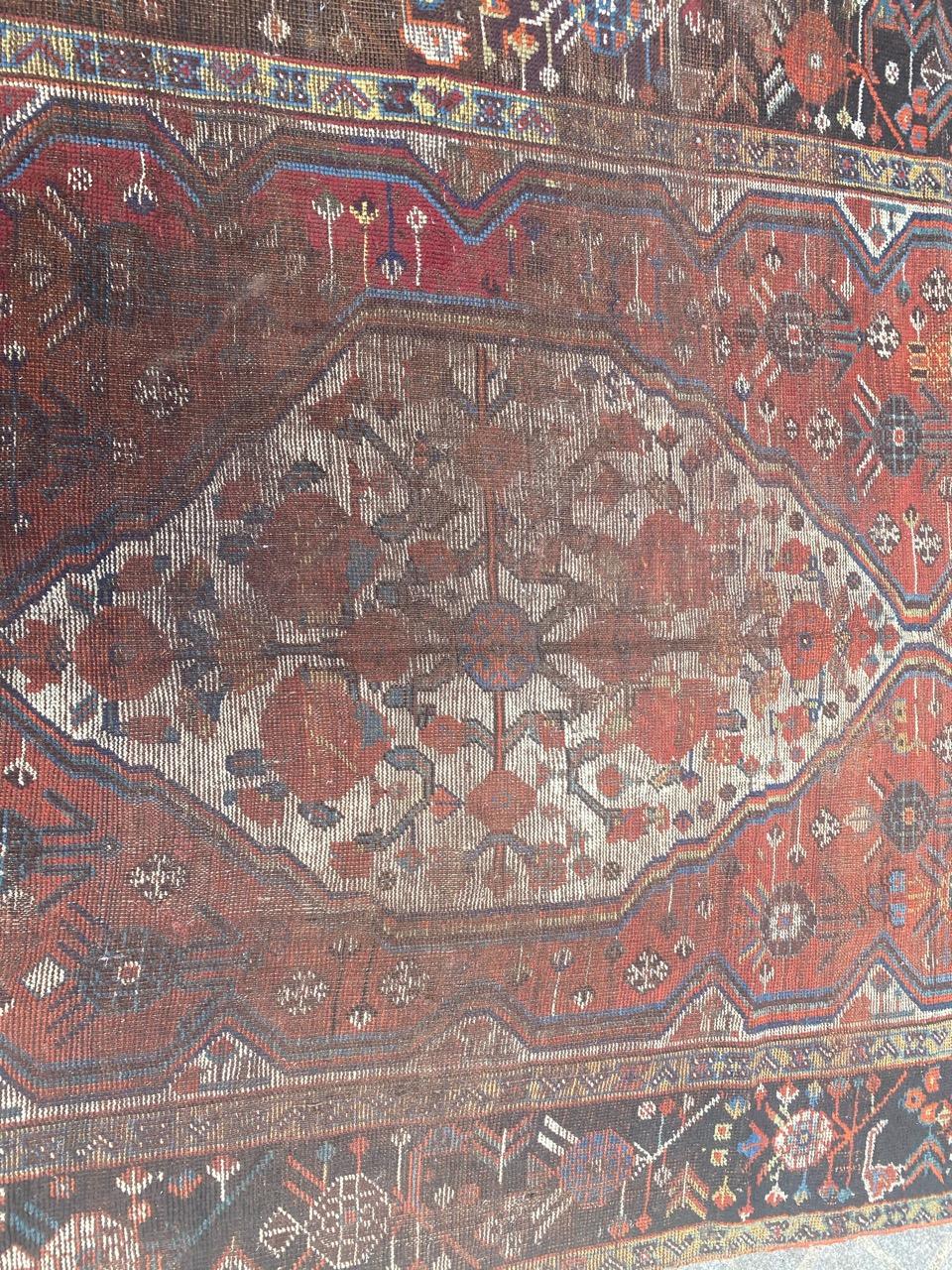 Pretty 19th century fine distressed Shiraz ghashghai rug with beautiful geometrical and tribal design and nice colors, entirely hand knotted with wool velvet on wool foundation.

✨✨✨
