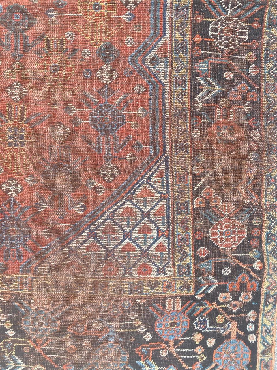 Bobyrug’s Distressed Antique Shiraz Rug In Distressed Condition For Sale In Saint Ouen, FR