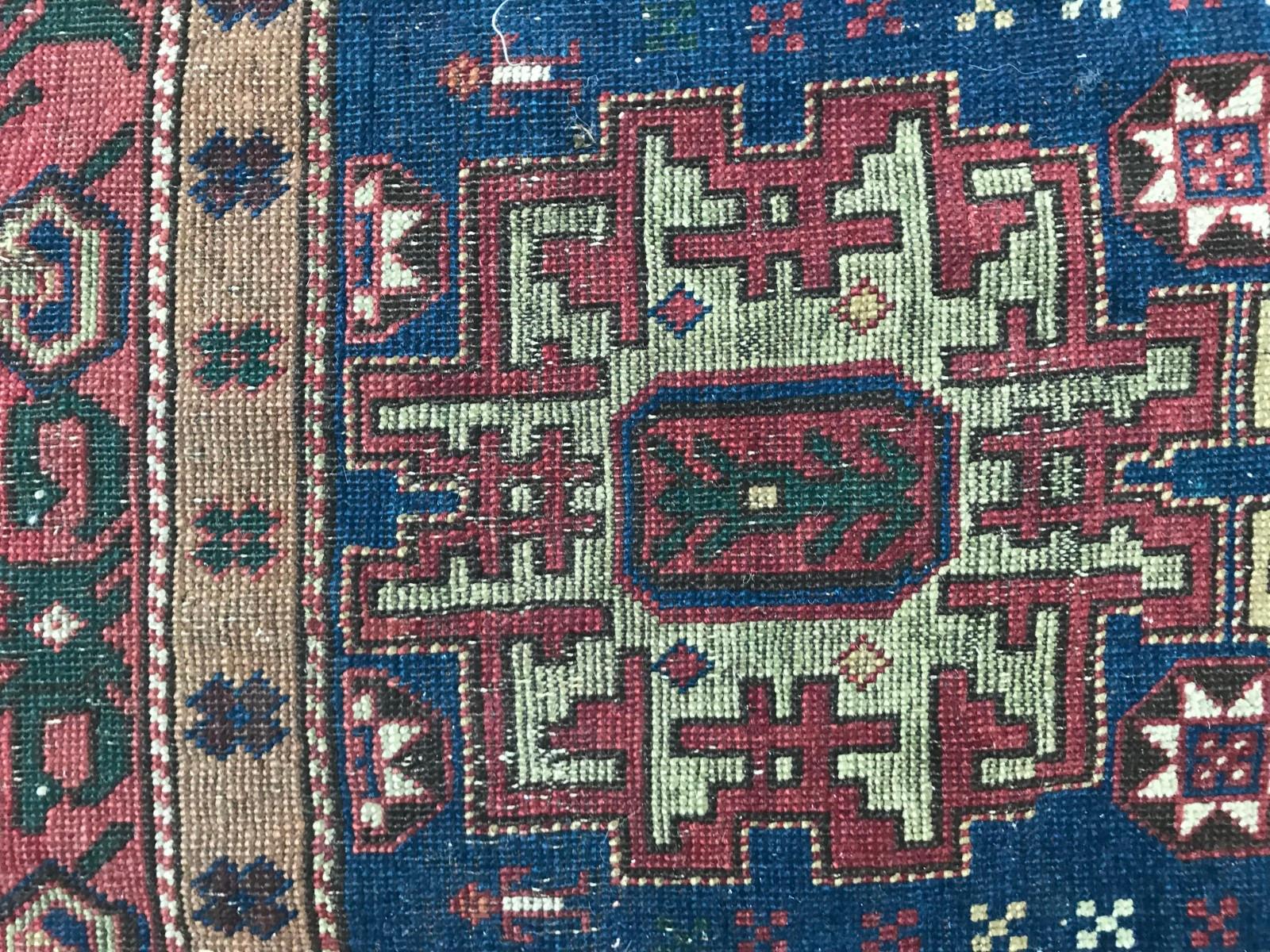 Distressed Antique Shirwan Rug In Distressed Condition For Sale In Saint Ouen, FR