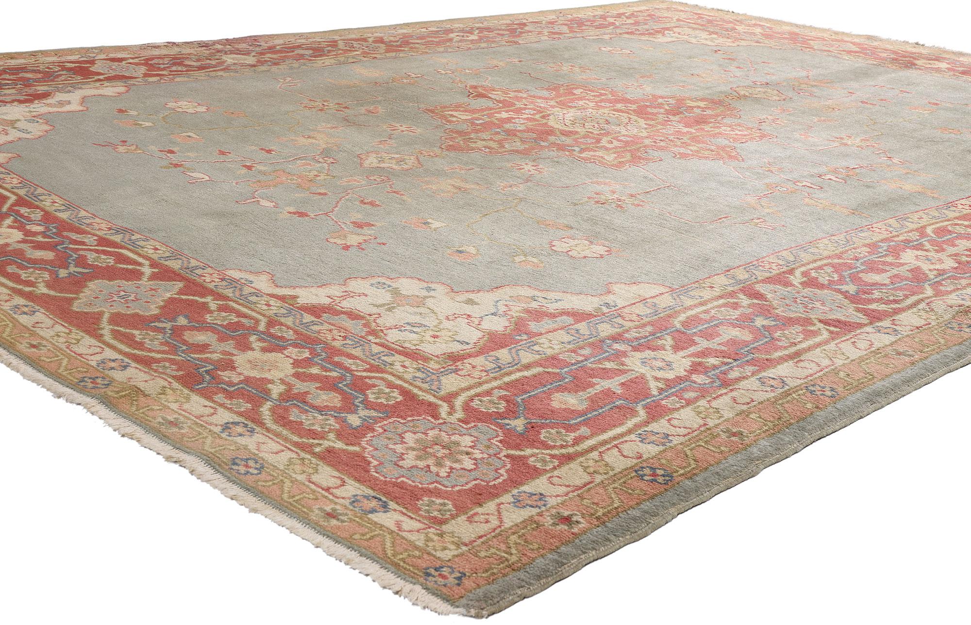 77357, antico tappeto turco Oushak con stile rustico georgiano e Arts & Crafts. Una splendida combinazione di calde tonalità di terracotta e morbide sfumature grigio-bluastre, questo tappeto Oushak antico turco in lana annodato a mano crea un