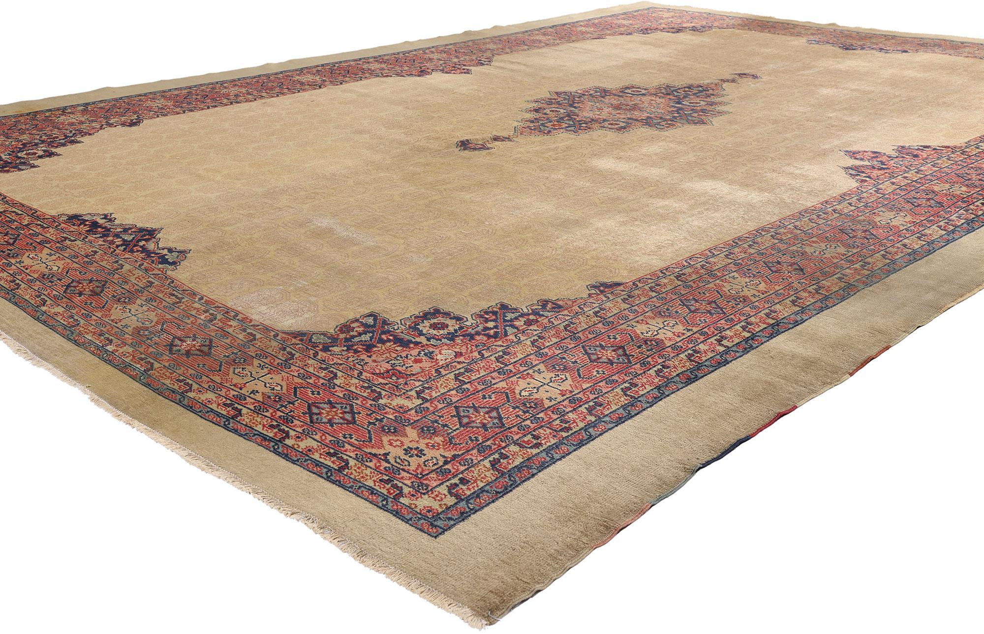 72224, tappeto antico turco Sivas con stile rustico industriale femminile. Questo tappeto turco antico Sivas, annodato a mano in lana, presenta un medaglione centrale con pendenti di ancore su entrambi i lati. Il medaglione fluttua in un campo