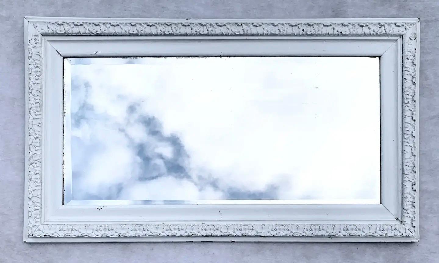 Antiker weißer englischer Bauernhaus-Spiegel im Used-Look aus der Mitte des 19. Jahrhunderts im Angebot 1