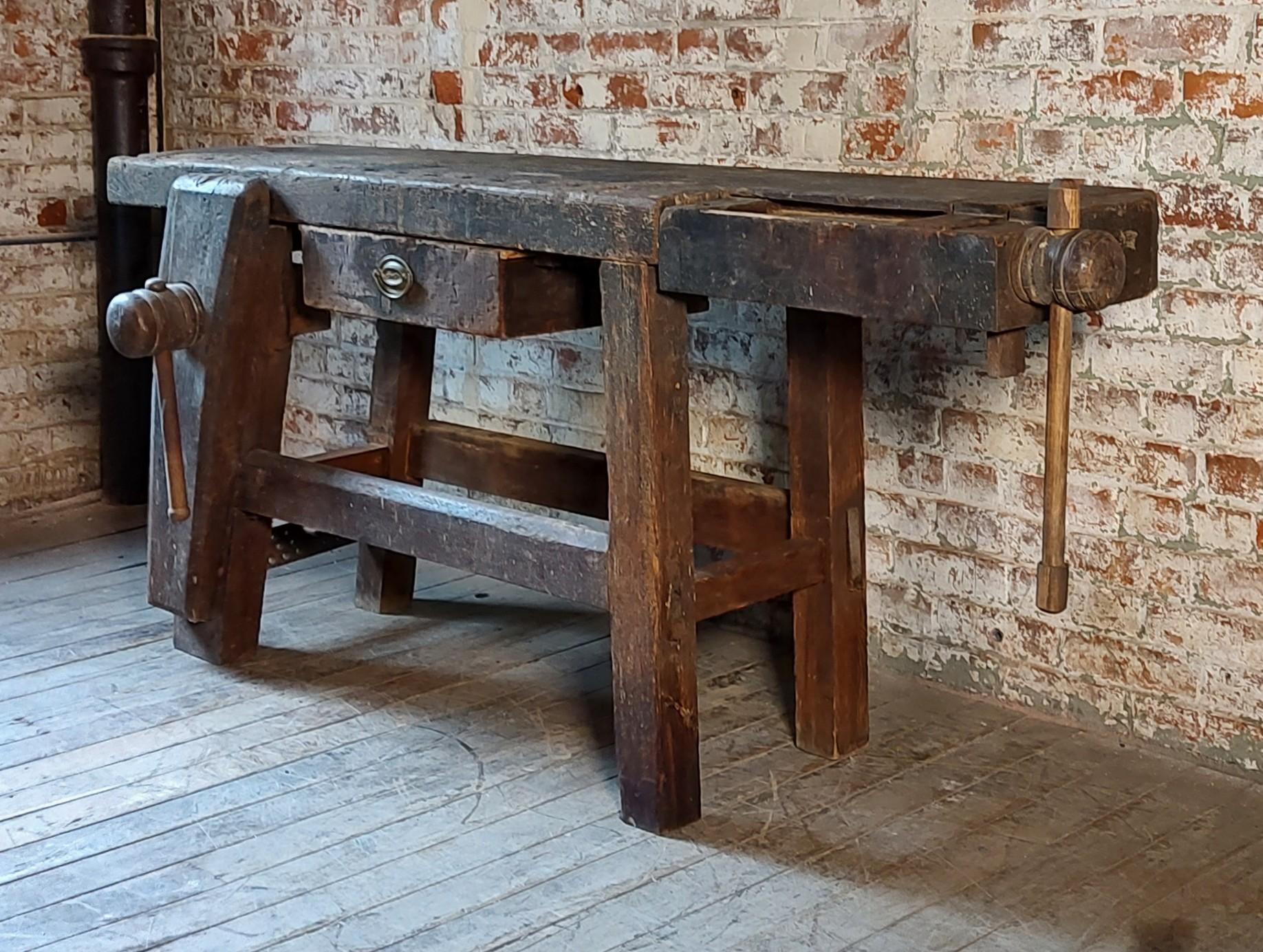 Banco da lavoro industriale vintage in legno per falegnami con cassetto funzionale, 1 morsa per gambe e 1 morsa per estremità

Dimensioni complessive: 22 1/2