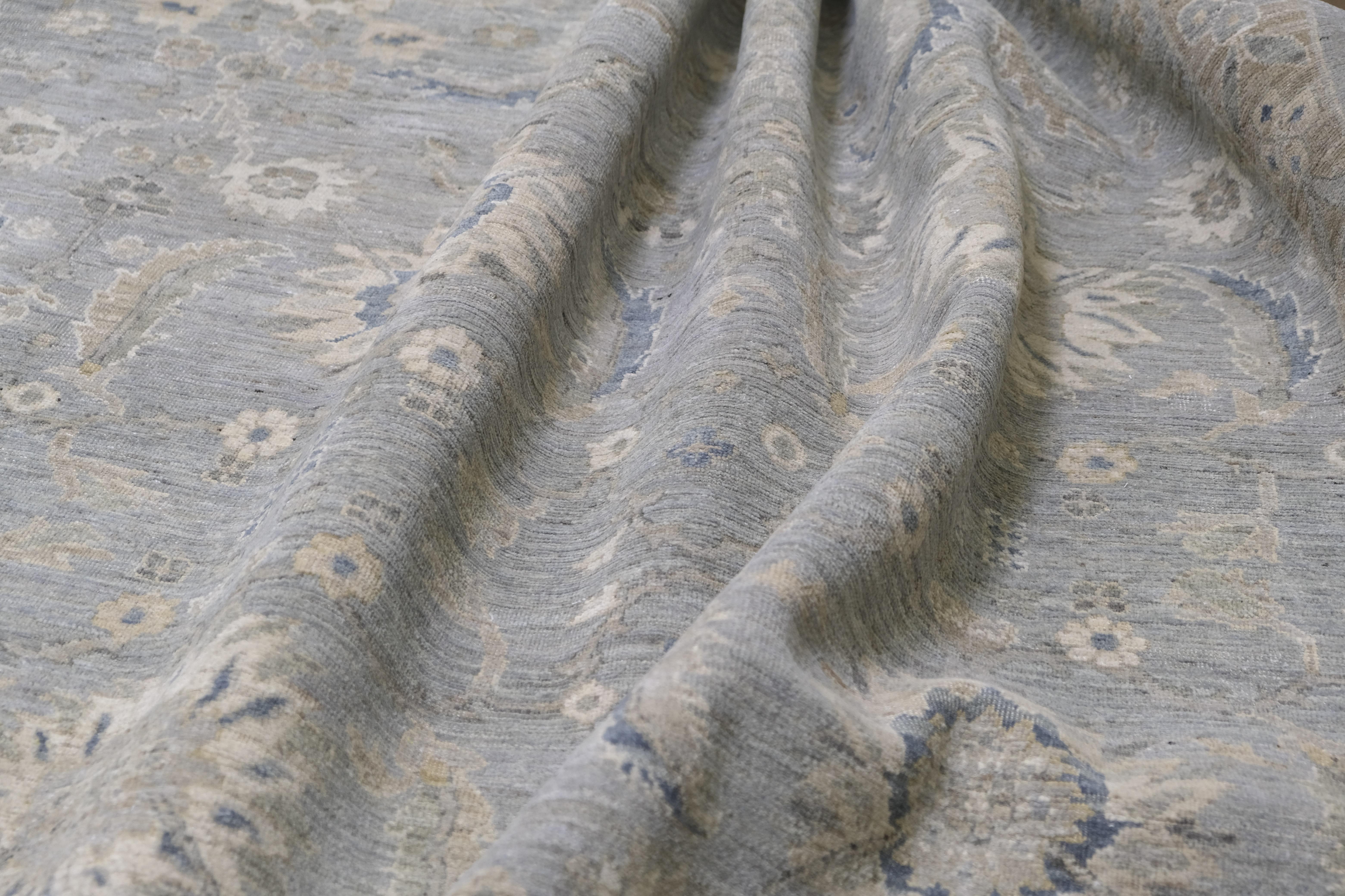 Neoclassico Tappeto in lana con motivo Tabriz blu e beige, con effetto invecchiato, 13'8''x19'9'' in vendita