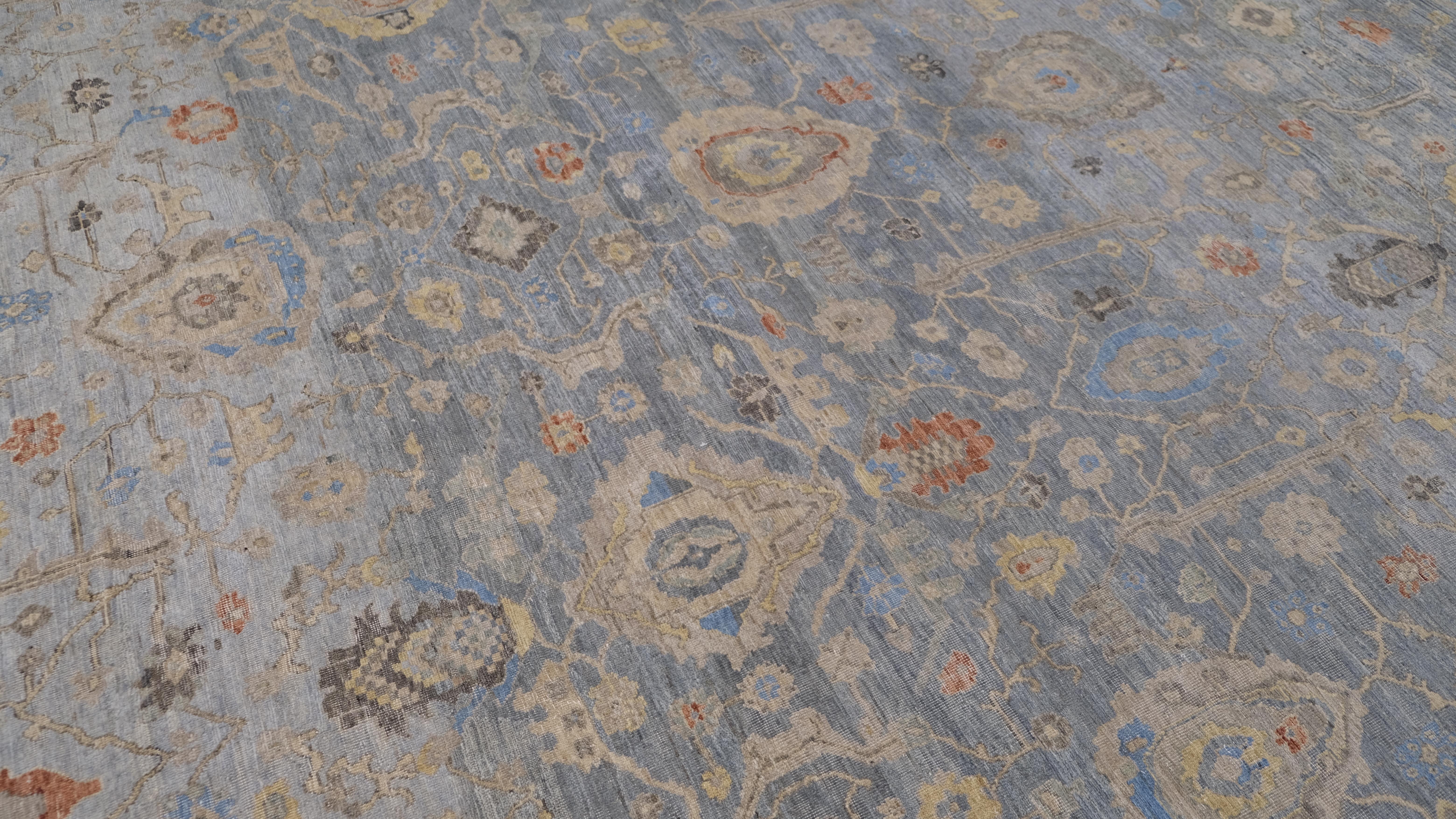 Dieser handgeknüpfte Wollteppich von zeigt ein zeitloses, vom Mahal inspiriertes Design mit einer modernen Note. Das komplizierte Muster besteht aus floralen Motiven, Palmetten und geometrischen Medaillons, die sich anmutig über ein sanftes blaues