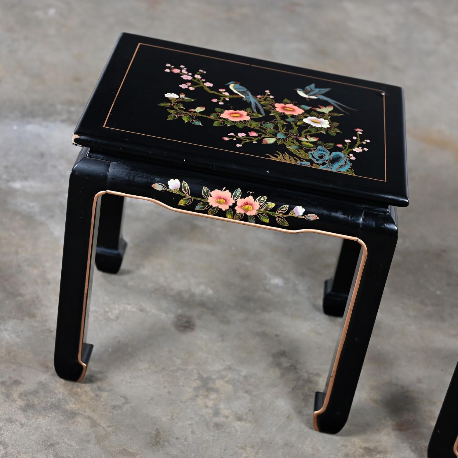 Paire de tables d'appoint ou de bout laquées noires avec pieds de style Ming en vente 3