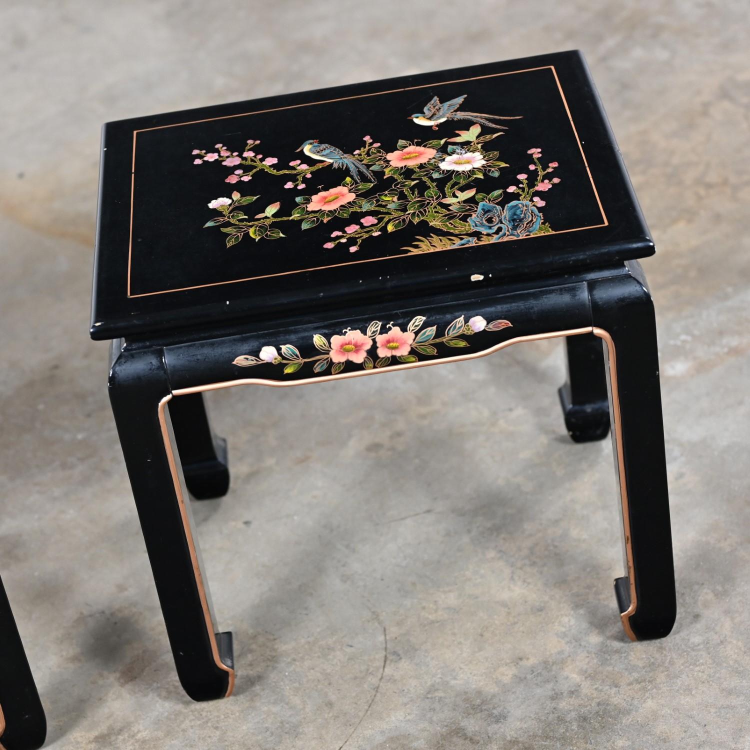 Paire de tables d'appoint ou de bout laquées noires avec pieds de style Ming en vente 4