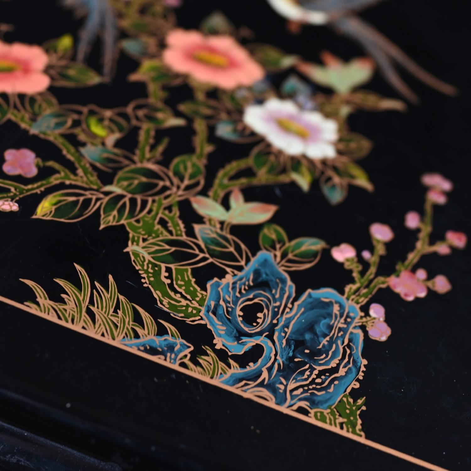 Paire de tables d'appoint ou de bout laquées noires avec pieds de style Ming en vente 7